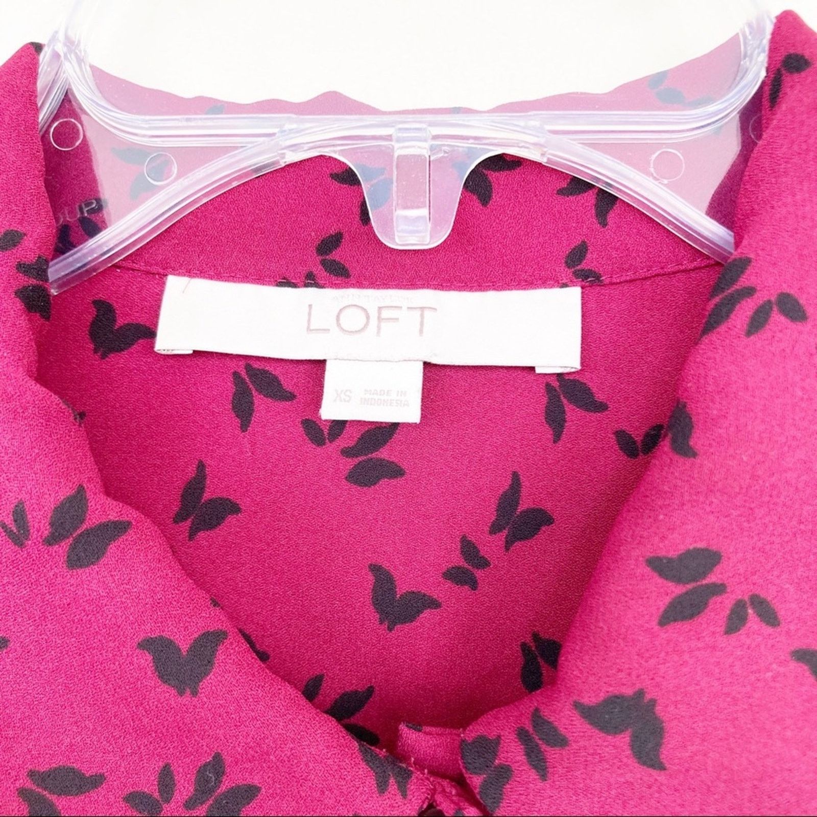 Loft Ann Taylor Loft Pink Butterfly Button Down Blouse Sz XS Size XS / US 0-2 / IT 36-38 - 2 Thumbnail