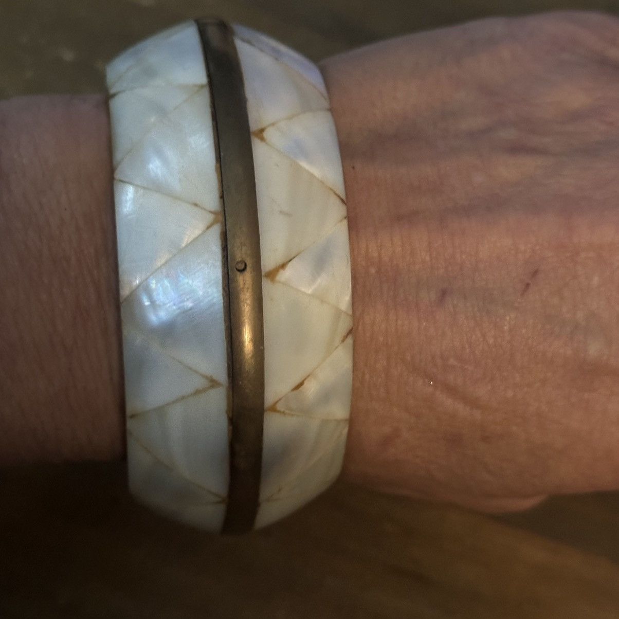 Vintage Vintage chunky mother of pearl bangle bracelet Size ONE SIZE - 4 Thumbnail