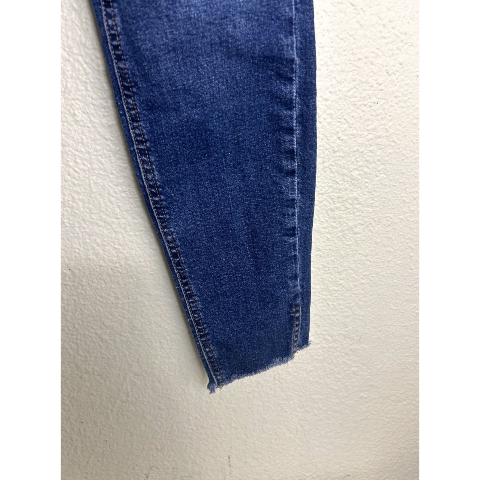 Vintage Kensie Women’s Skinny Jeans Dark Wash Raw Hem 32x29 8/29 Denim Cotton 5-Pocket Stretch Zip Button VBoys Womens Size 30" / US 8 / IT 44 - 4 Thumbnail