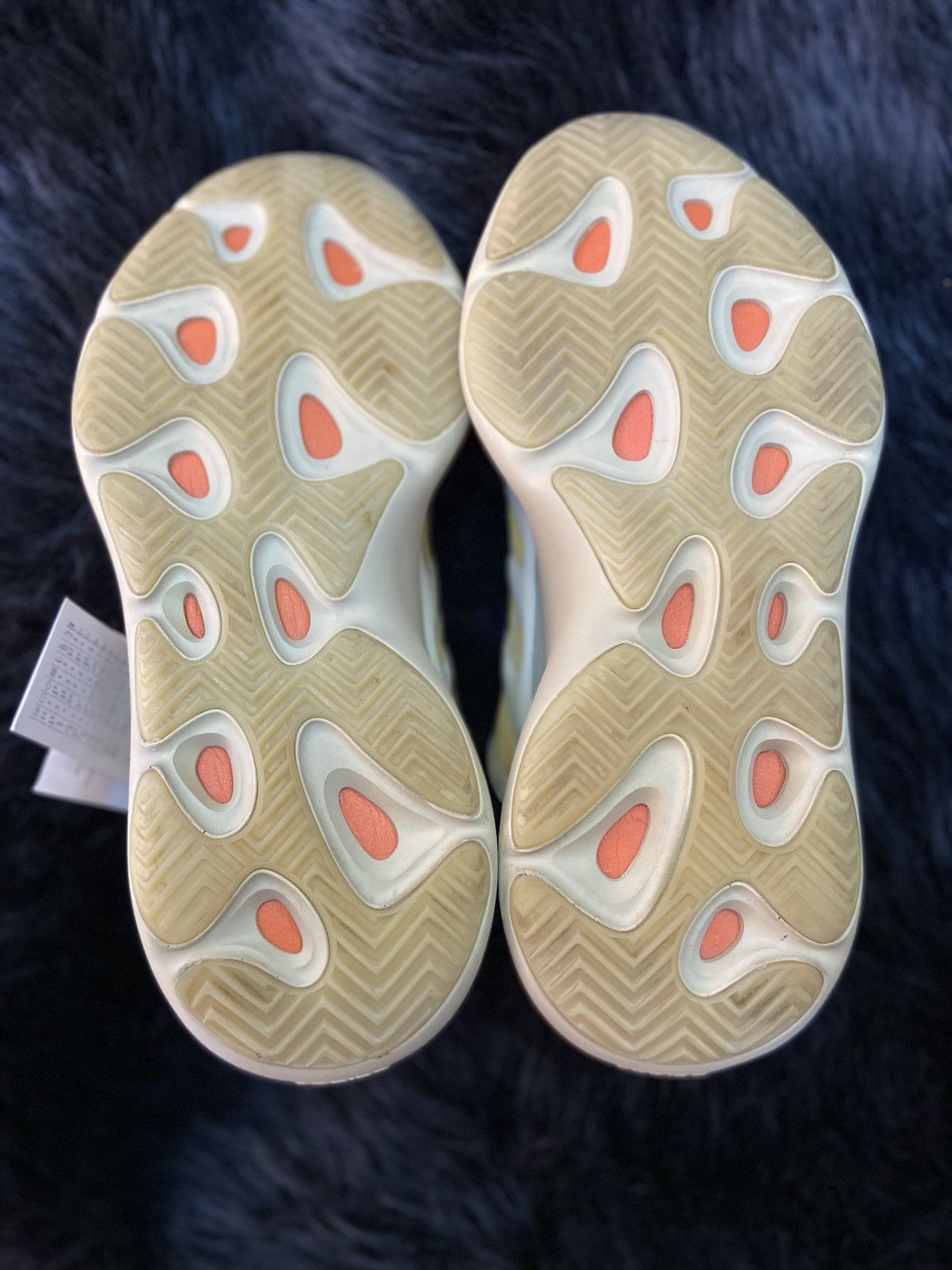 Adidas YEEZY 700 V3 Size US 11 / EU 44 - 3 Thumbnail