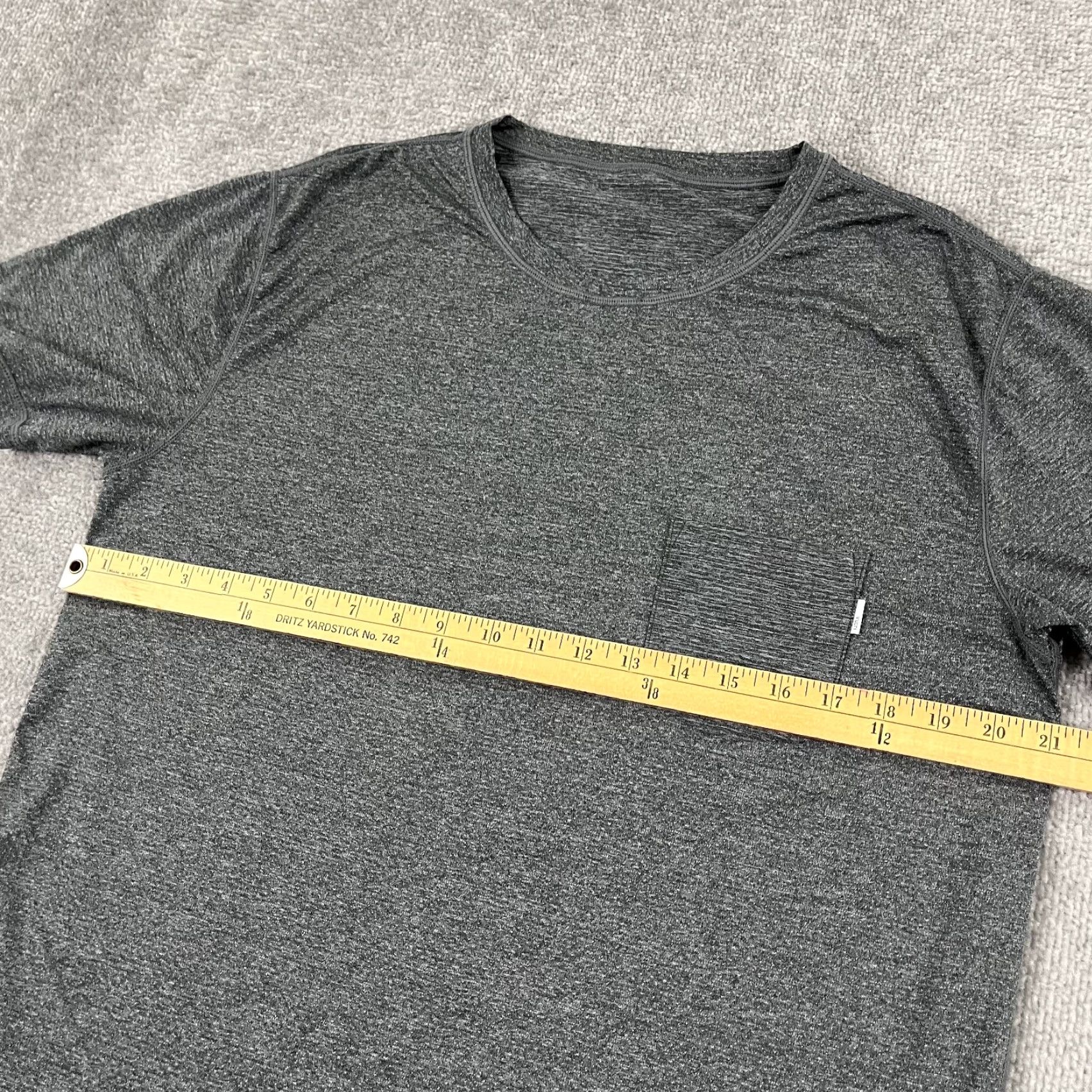 Vuori Vuori Shirt Mens L Gray Active Performance Pocket Tee Athletic Short Sleeve Fan Classic Outdoor Sports Shirt Size US L / EU 52-54 / 3 - 4 Thumbnail