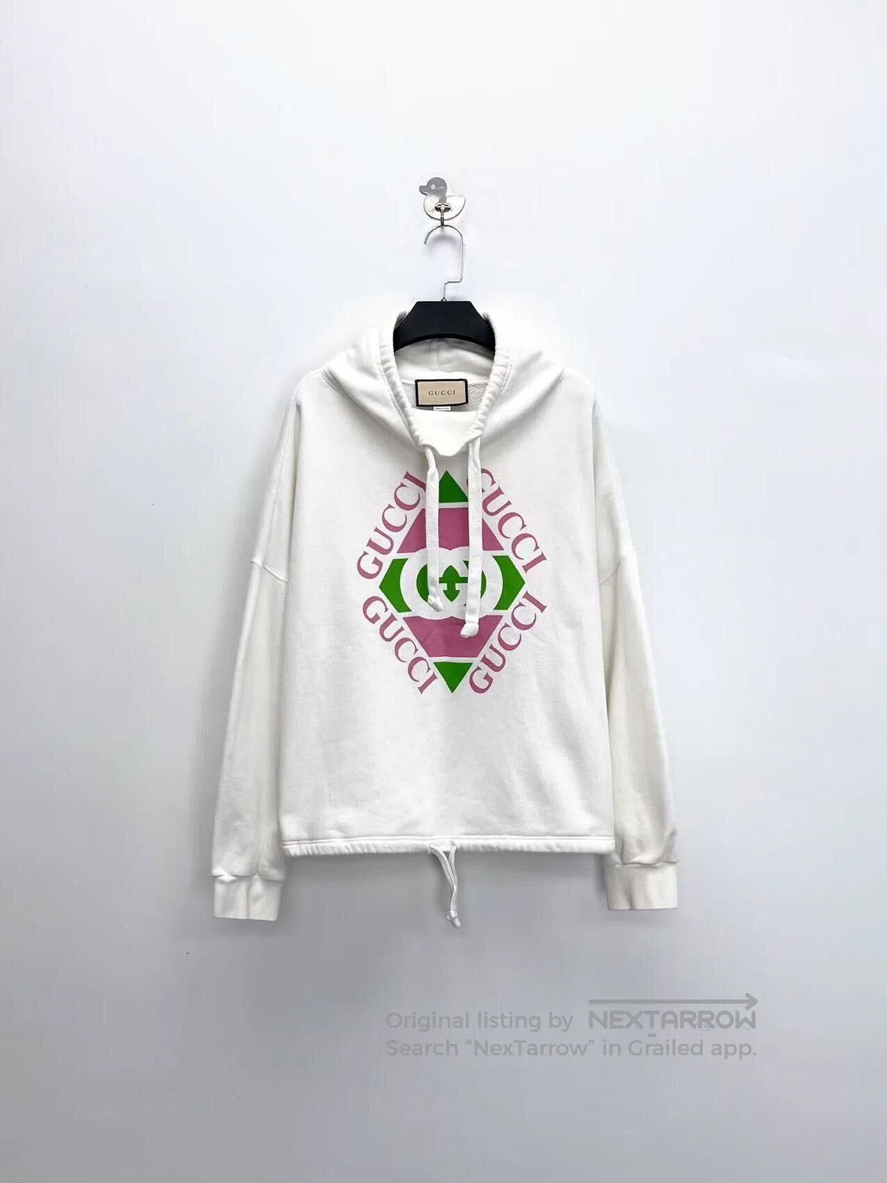 white diamond pattern logo short hoodie.