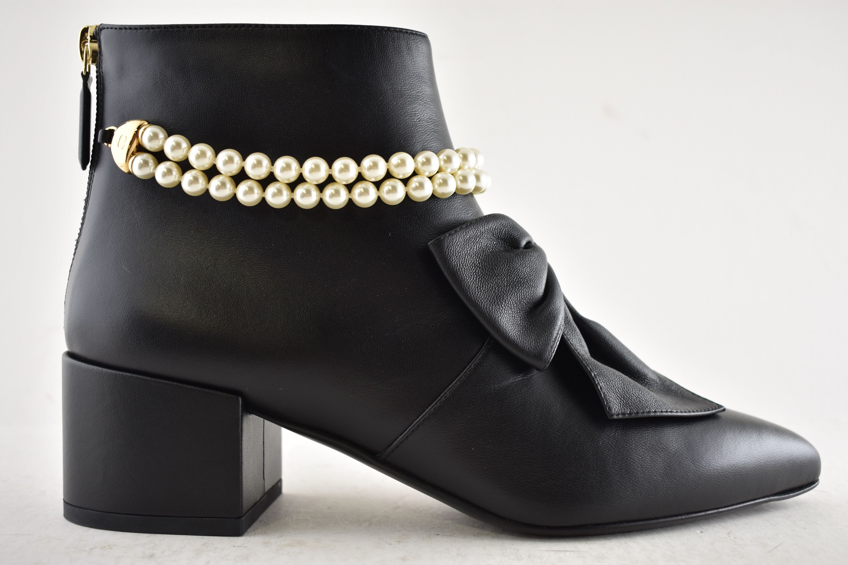 Chanel Chanel 24A Pearl CC Bow Pointed Short Ankle Heel Boots 38 Size US 8 / IT 38 - 2 Thumbnail