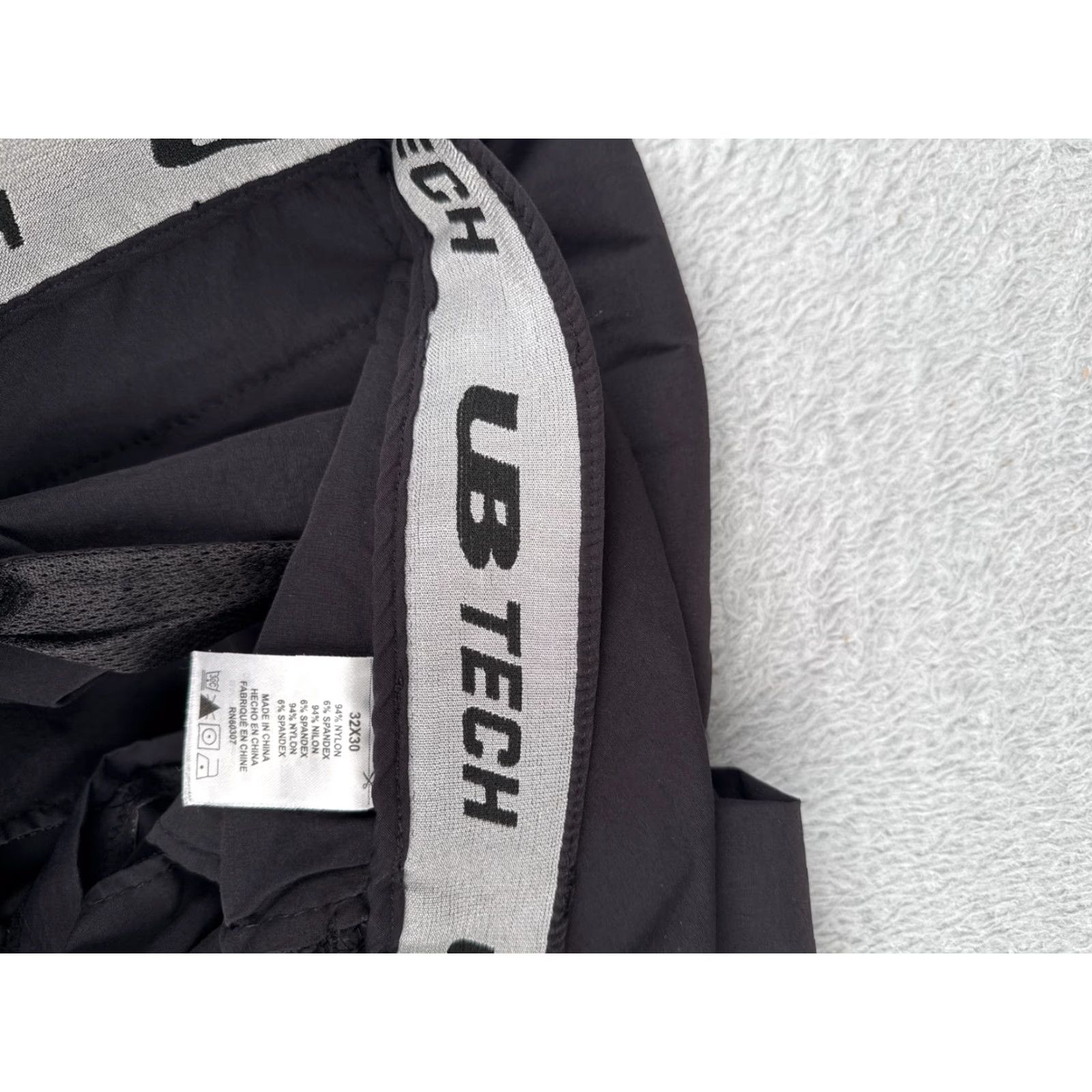 Vintage Cargo Pants Men 32 Black Nylon Straight Leg Zipper Pocket Hiking Camp 32x30 Size US 32 / EU 48 - 6 Thumbnail