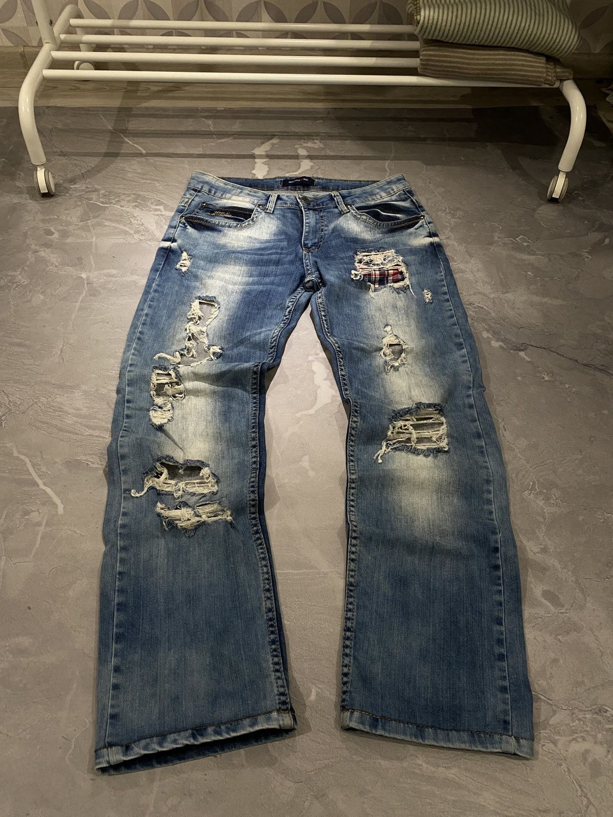 Japanese Brand Vintage Slim Fit Patchwork Distressed Jeans Y2K Size US 32 / EU 48 - 1 Thumbnail