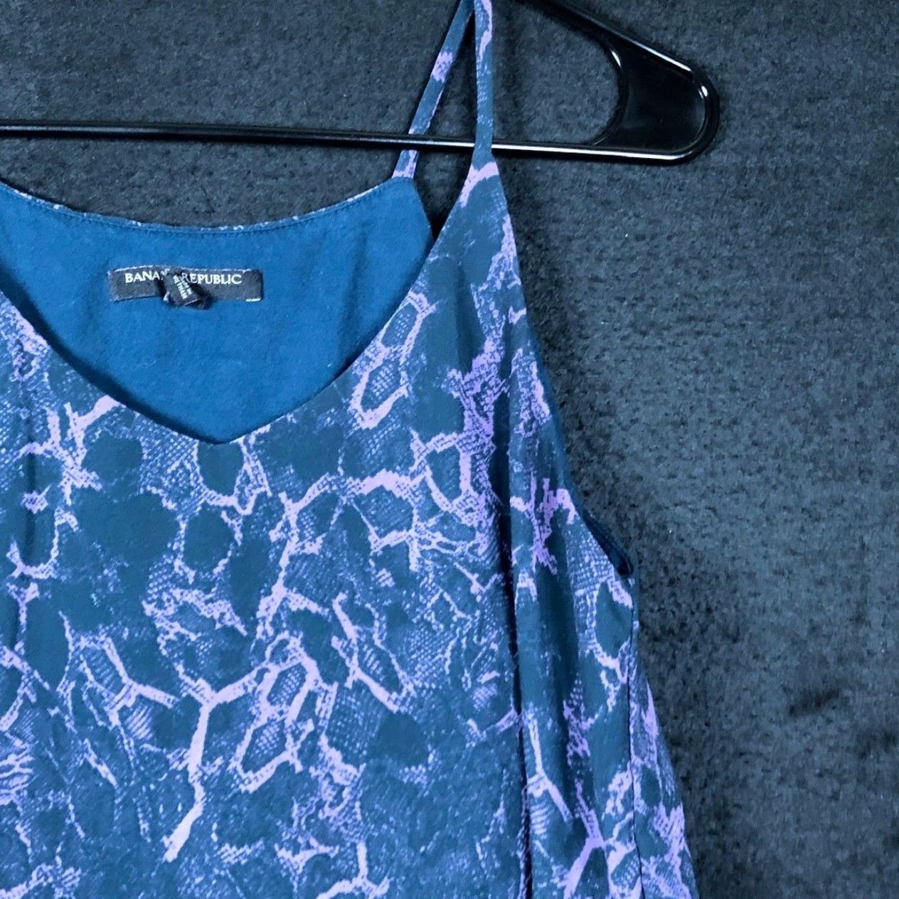 Banana Republic VINTAGE Banana Republic Womens Blouse Purple Blue Snake Print Lined Petite Sleeveless SP Tank V-Neck Spaghetti Women PS (Petites) Size S / US 4 / IT 40 - 5 Thumbnail
