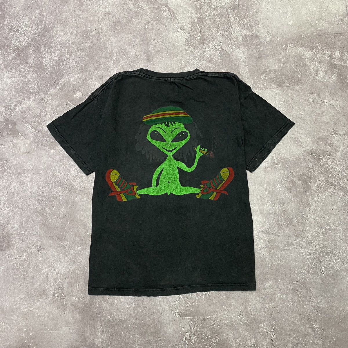 Vintage 90s Vintage Rasta Alien Faded Weed Y2K Tee Single Stitch Size US L / EU 52-54 / 3 - 1 Thumbnail