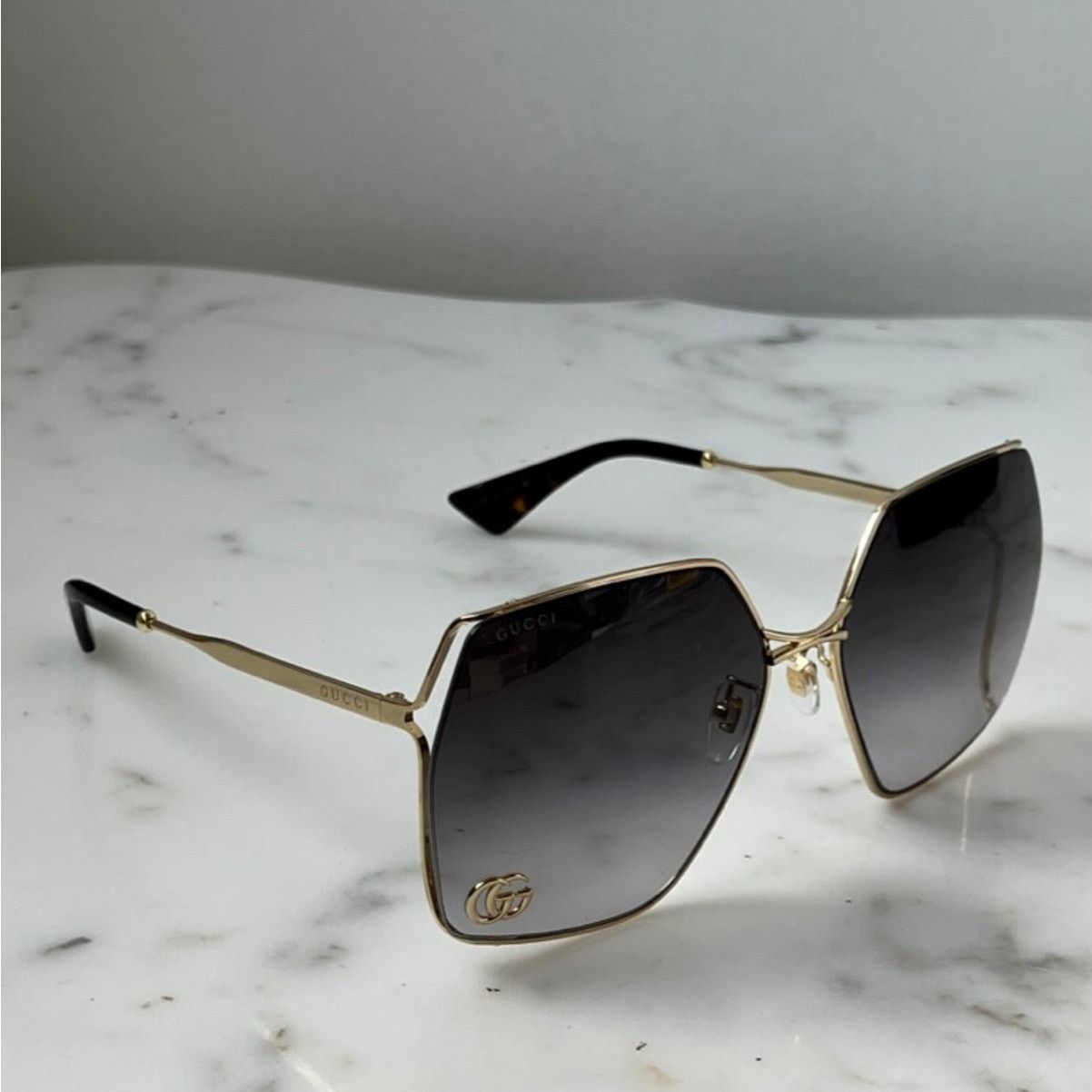 Gucci NEW Gucci GG0817S 006 Marmont Logo Oversized Gold Sunglasses Size ONE SIZE - 1 Thumbnail