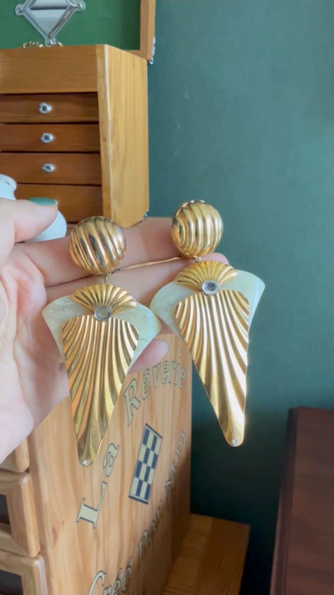 Vintage French Vintage Art Deco Ivory Resin Oversized Clip Earrings Size ONE SIZE - 1 Thumbnail