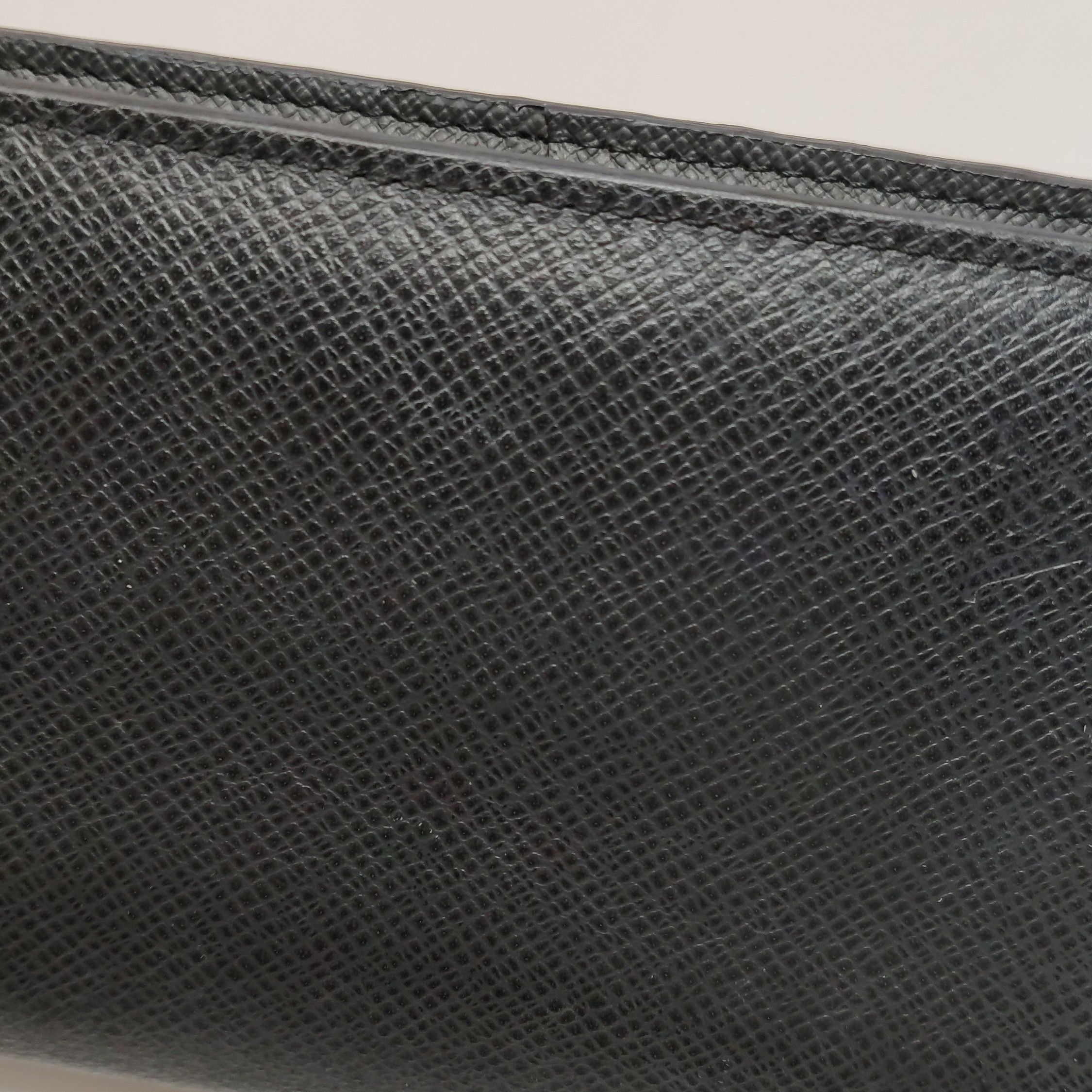 Louis Vuitton Louis Vuitton (LV) Brazza leather solid color folding card Size ONE SIZE - 3 Thumbnail