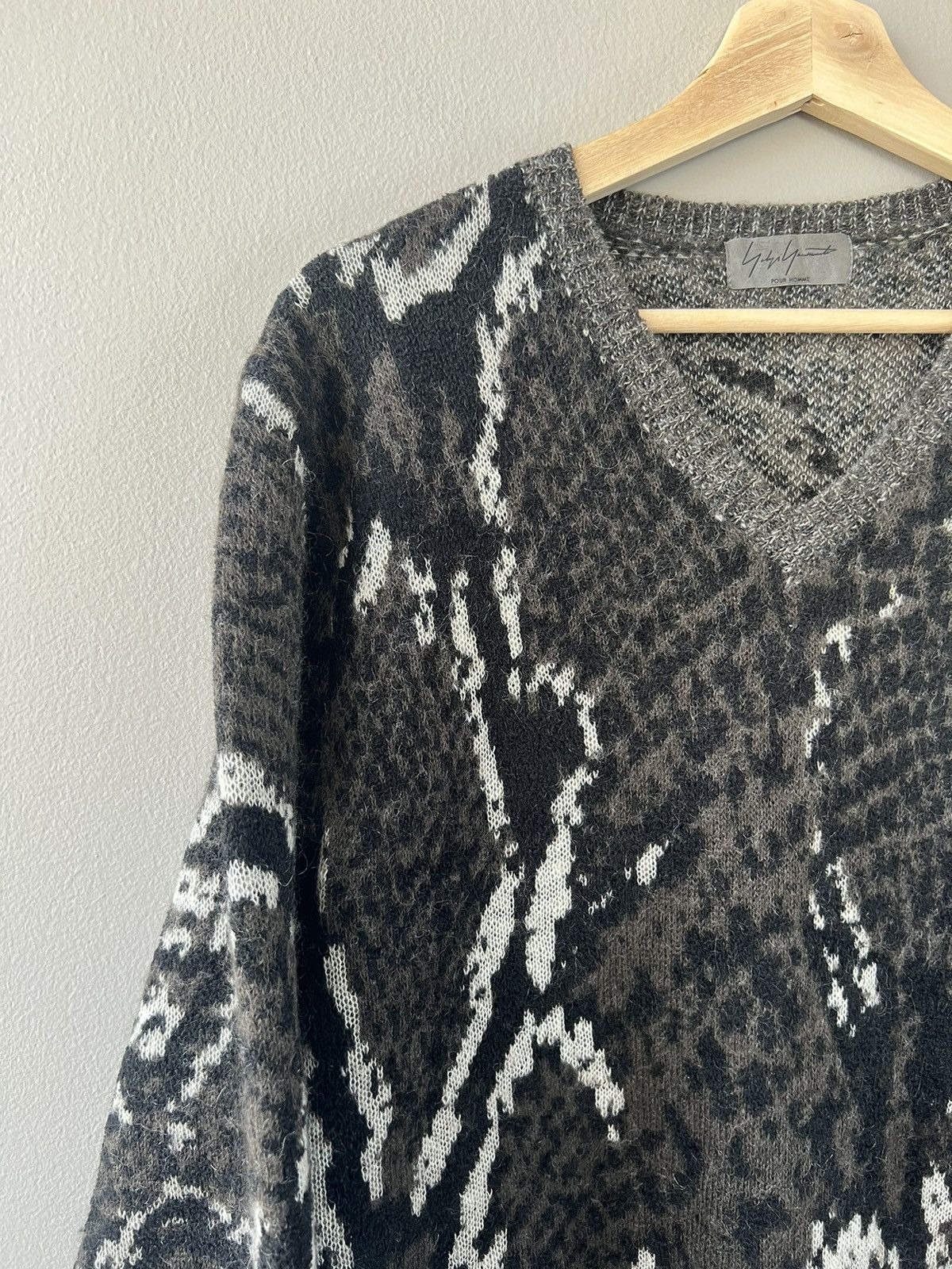 Yohji Yamamoto AW13 Snake-Effect V-Neck Sweater Size US L / EU 52-54 / 3 - 3 Thumbnail