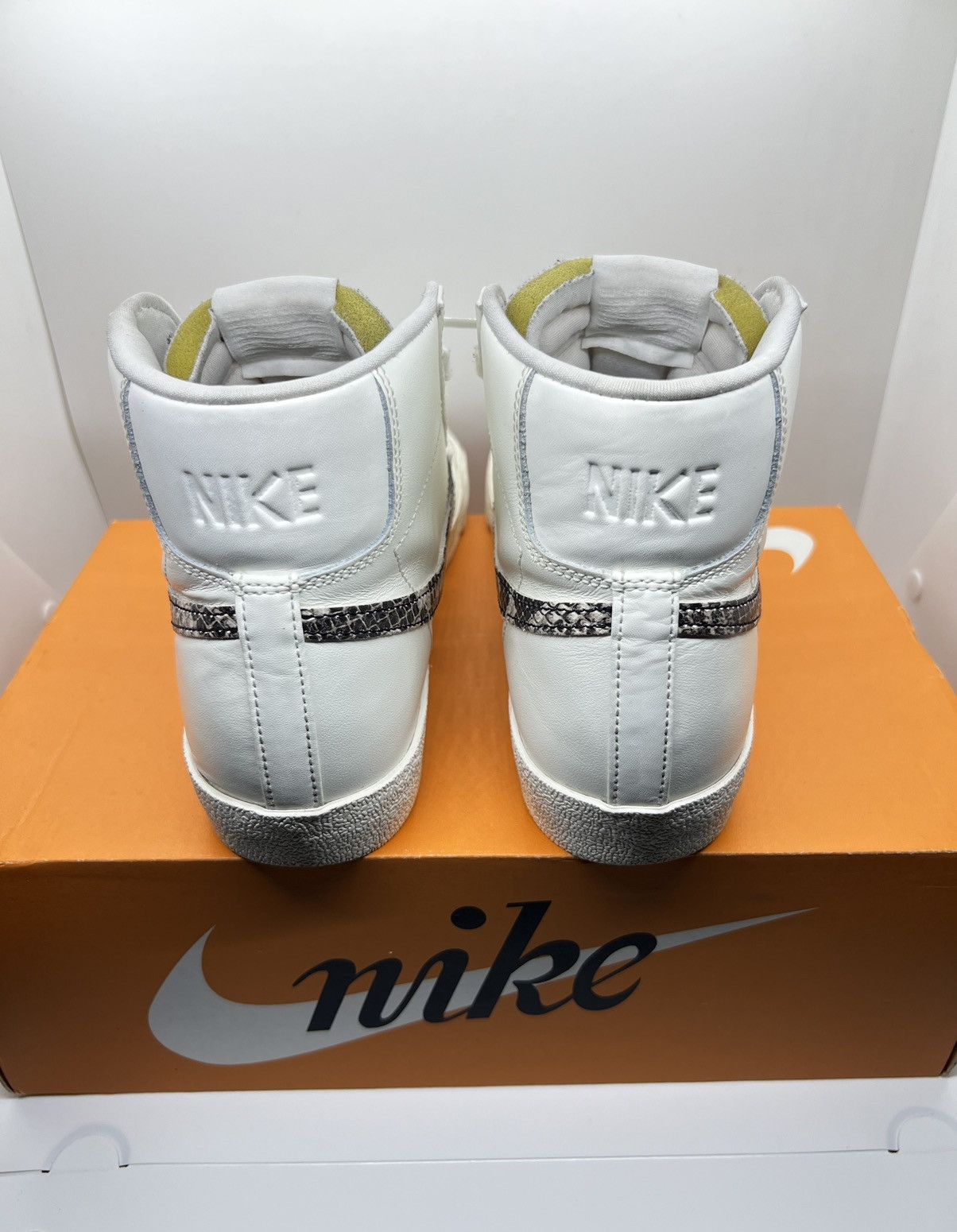 Nike Wmns Nike Blazer Mid ‘77 SE Snakeskin Size US 9 / IT 39 - 4 Thumbnail