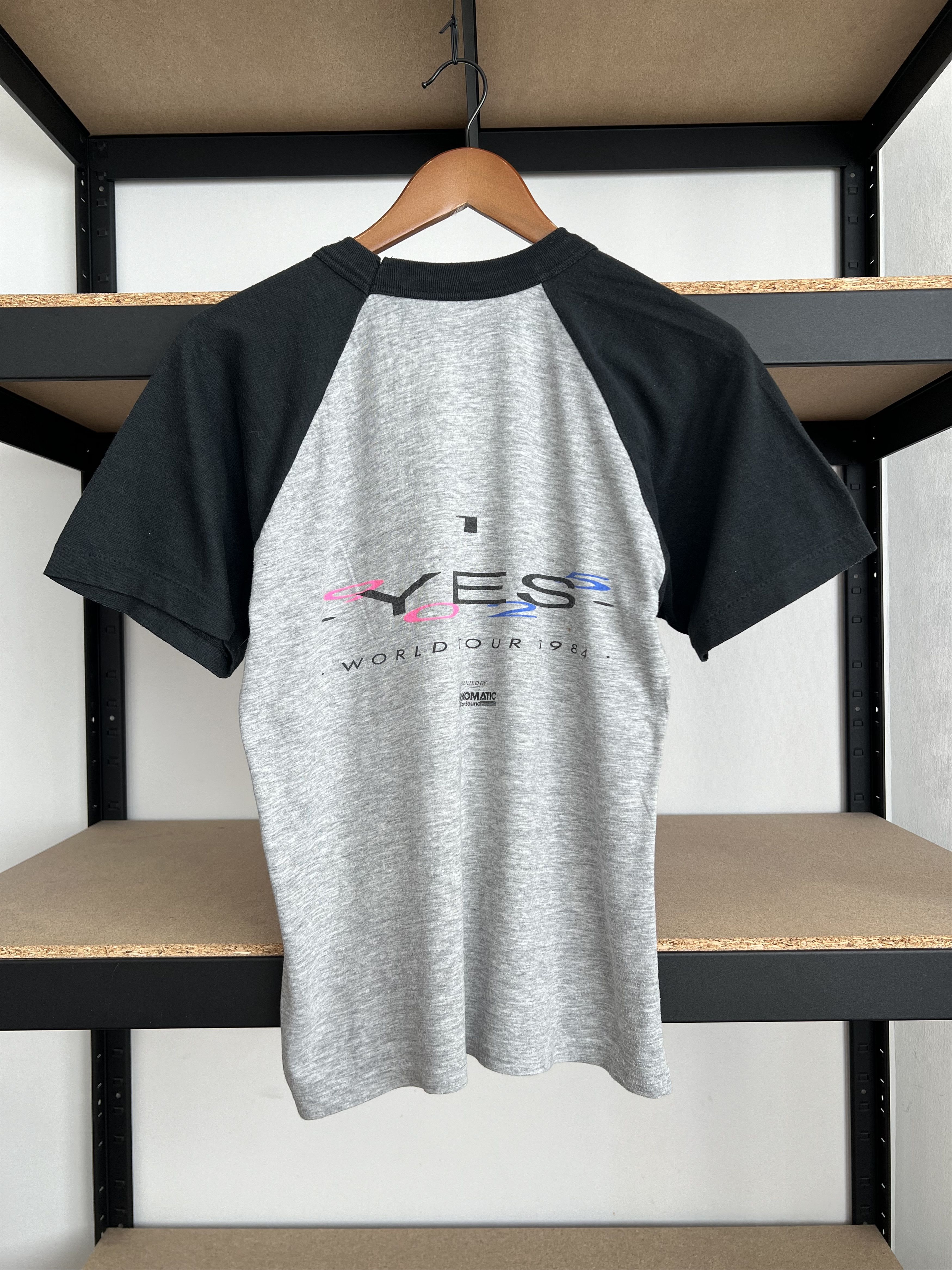 Band Tees Vintage 1984 Yes Band 90125 World Tour 80s T-shirt Size US M / EU 48-50 / 2 - 2 Thumbnail
