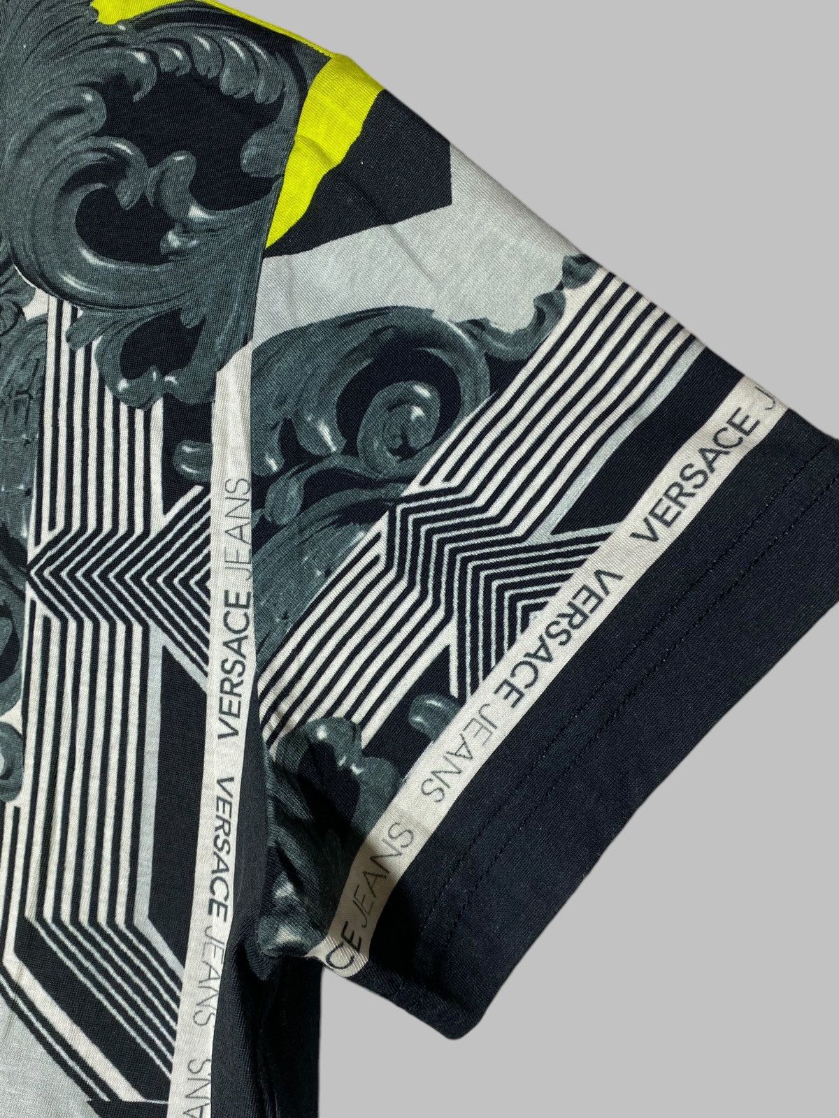 Versace Jeans Couture Versace Jeans Baroque All Over Print T-shirt Size US XS / EU 42 / 0 - 7 Thumbnail