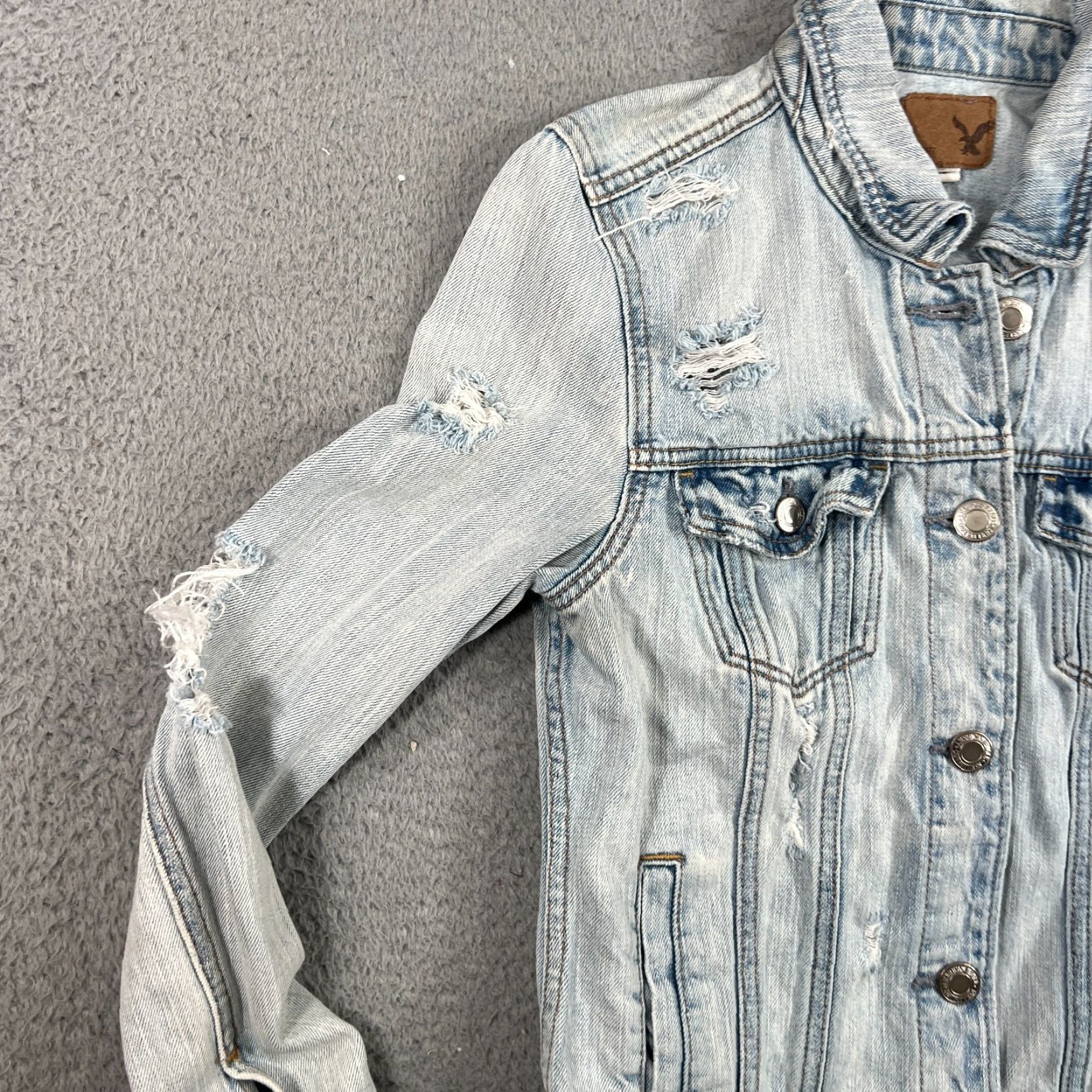 American Eagle Outfitters VINTAGE American Eagle Womens S Light Wash Distressed Denim Jean Jacket Trucker Grunge Size 28" / US 6 / IT 42 - 3 Thumbnail