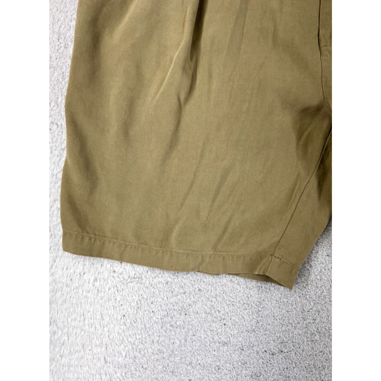 Tommy Bahama Tommy Bahama Shorts Men 38 Beige Pleated Bermuda Silk Blend Golf Bermuda Casual Shorts Mens Beige Silk Blend 90s? Size US 38 / EU 54 - 3 Thumbnail