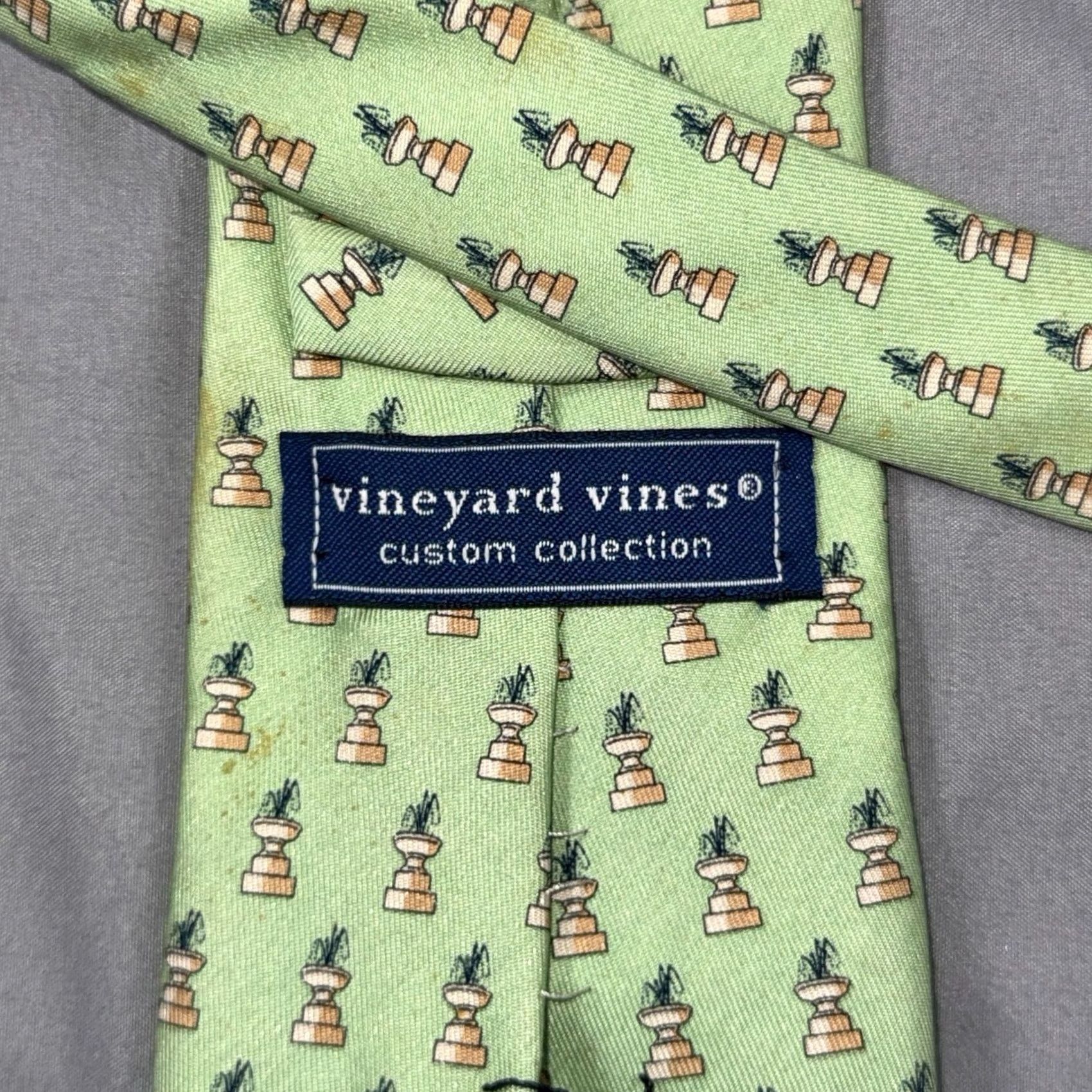 Vineyard Vines Vineyard Vines Custom Collection Silk Tie Green Fountain Pattern 3.75" Wide Men's Tie Silk 100% Handmade Green Fountain Vintage? No - remove? Size ONE SIZE - 3 Thumbnail