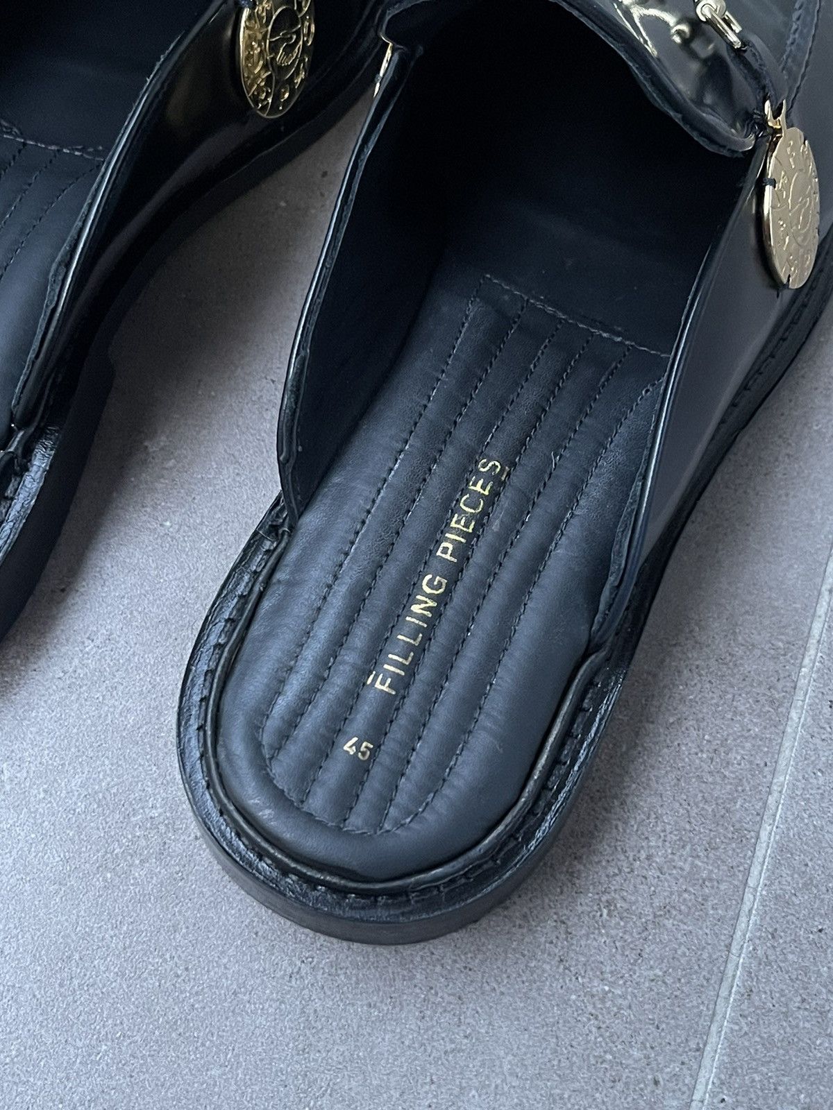 !DS! SS23 Filling Pieces Medal Black Mules