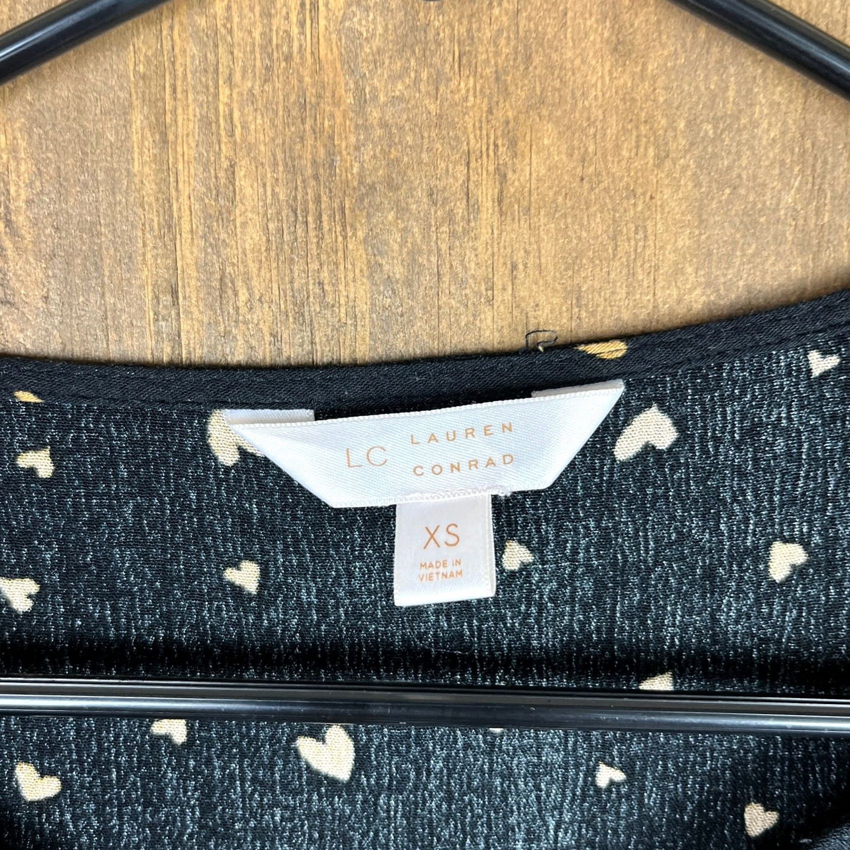 Lauren Conrad Lauren Conrad Blouse Womens Black Gold Hearts V Neck 3/4 Flared Sleeve XS Womens, Blouse, Black, Gold Hearts, V-Neck, 3/4 Sleeve, XS Size XS / US 0-2 / IT 36-38 - 6 Thumbnail