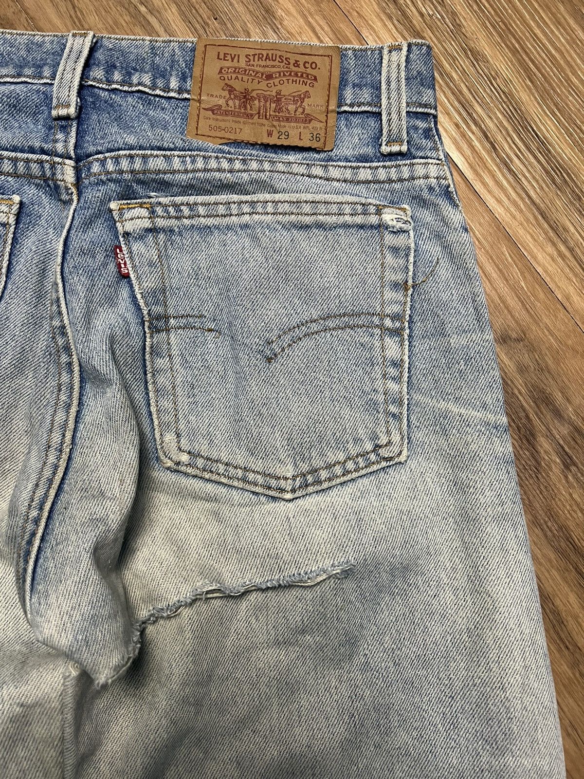Levi's 90s Vintage Levi’s 505 Regular Fit Jeans - Made in USA (43) Size US 29 - 13 Thumbnail
