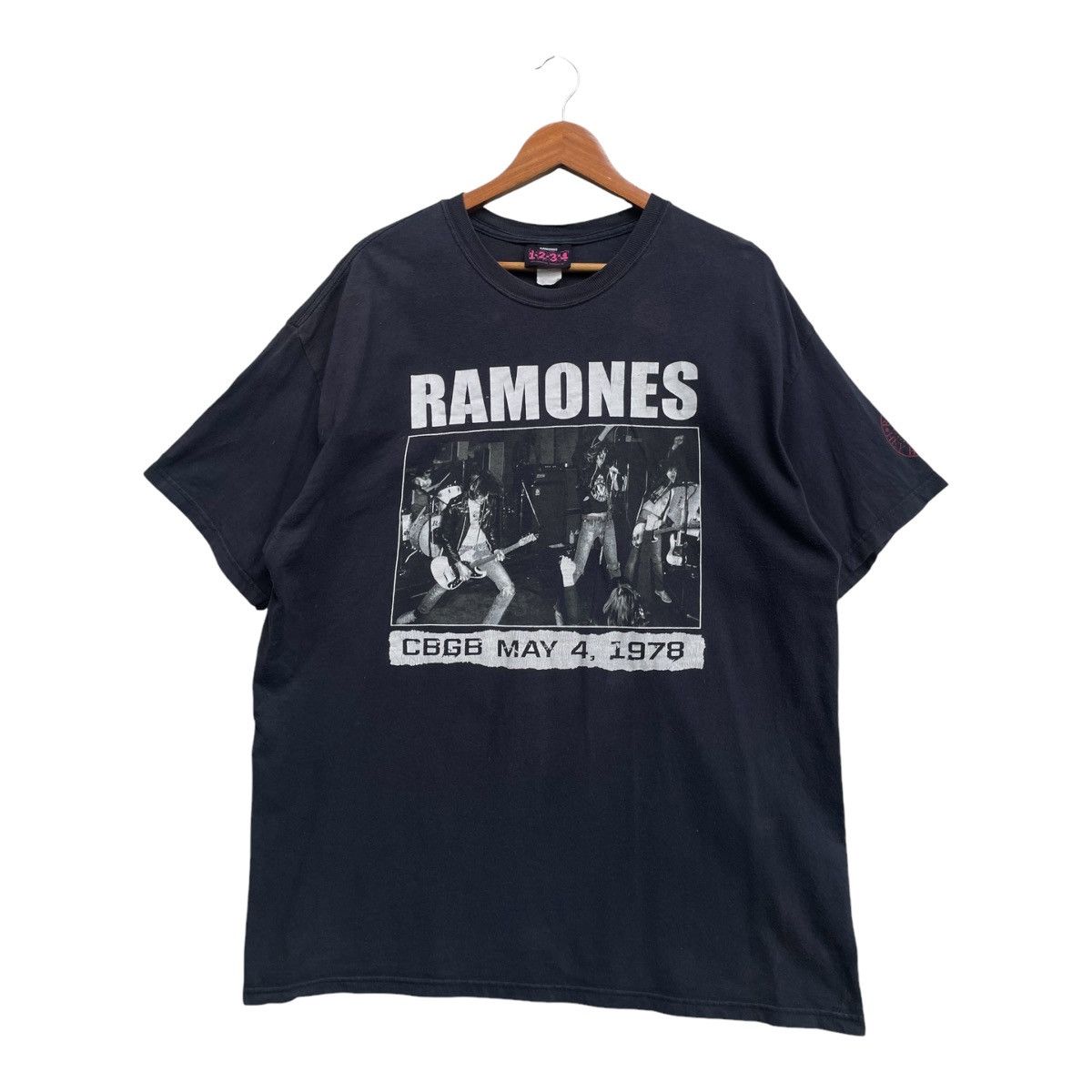 Band Tees × Vintage Vintage Ramones Live At CBGB Tshirt Size US XL / EU 56 / 4 - 1 Thumbnail