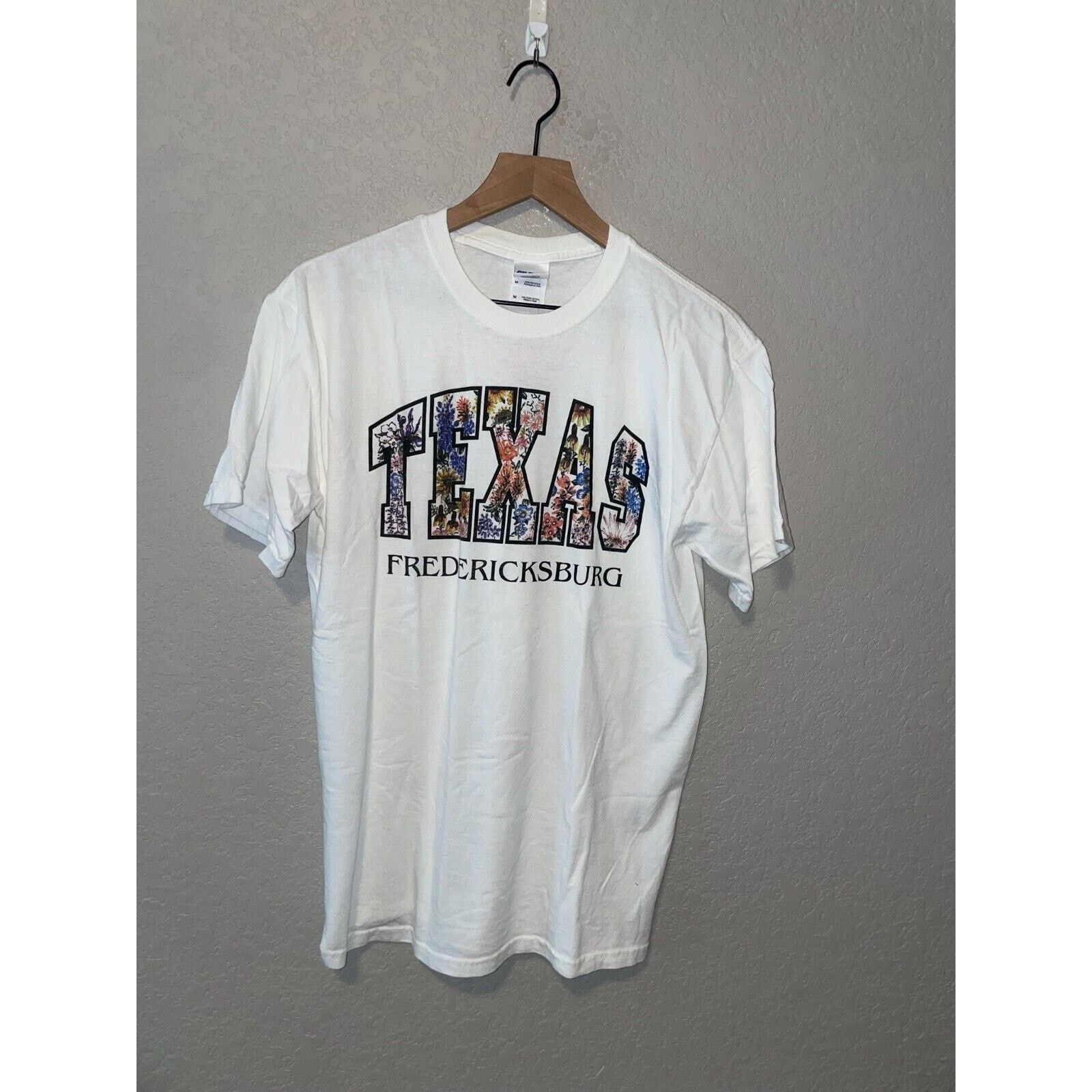 Gildan Vintage Texas Fredericksburg Shirt White Floral Tee VTG M Size US M / EU 48-50 / 2 - 1 Thumbnail