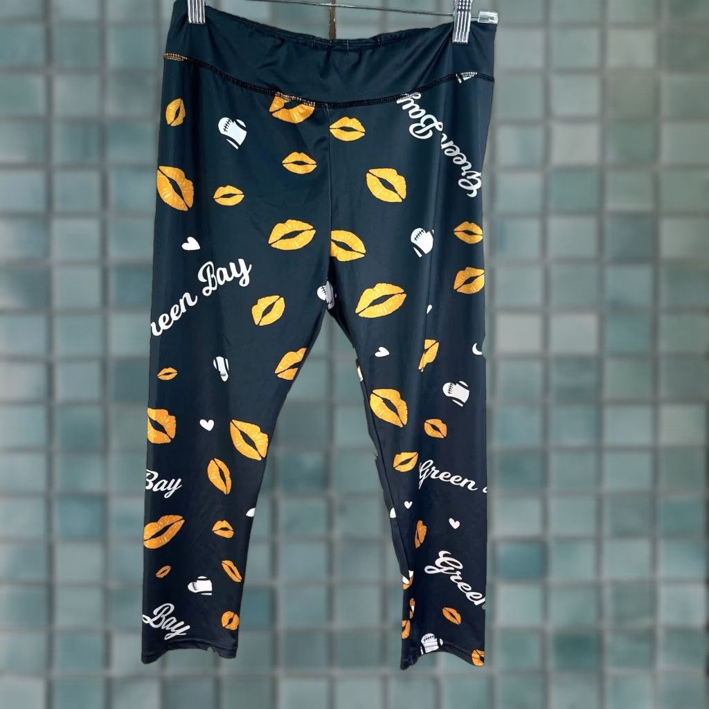 NFL XLUSION GREEN BAY PACKER LOVING KISSES LIPS LEGGINGS WOMENS SIZE L 30X24 NFL GEOMETRIC COLORFUL GB Size 36" / US 14 / IT 50 - 1 Thumbnail