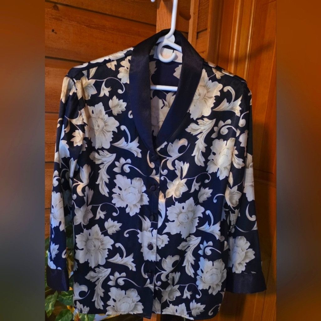 The Unbranded Brand Adonna Vintage Like New 3 Piece Pajama Set Size ONE SIZE - 12 Thumbnail