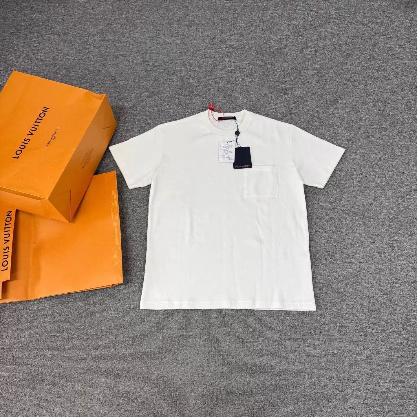 Louis Vuitton White Short Sleeve Pocket T. Size US S / EU 44-46 / 1 - 1 Thumbnail