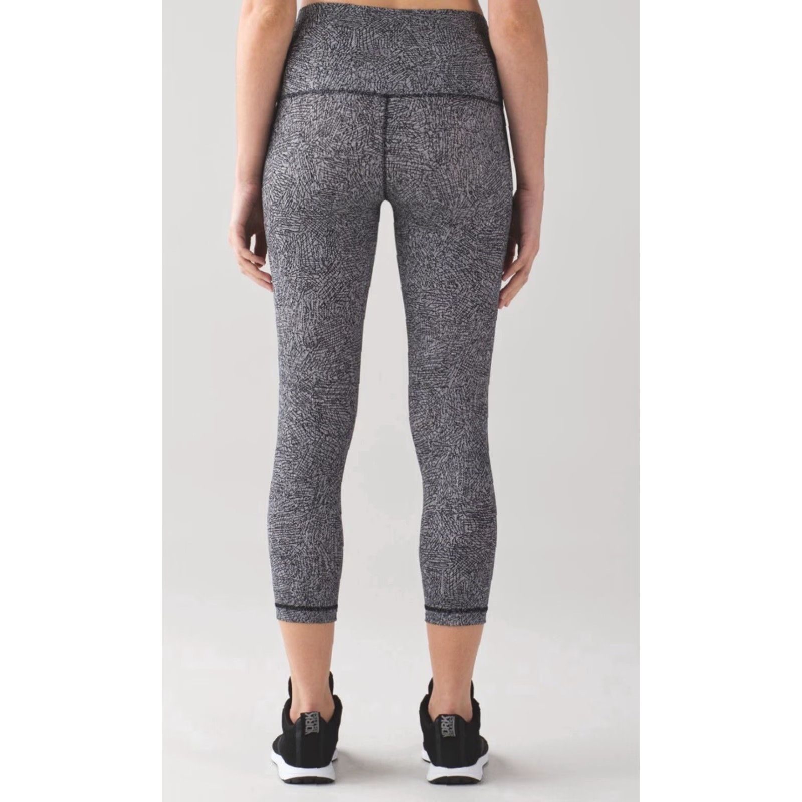 Lululemon **Lululemon Wunder Under Crop High Rise Legging Sz 6 Black & White** User: **Lululemon Wunder Under Crop High Rise 21” Legging Sz 6 Black & White** Size 28" / US 6 / IT 42 - 3 Thumbnail