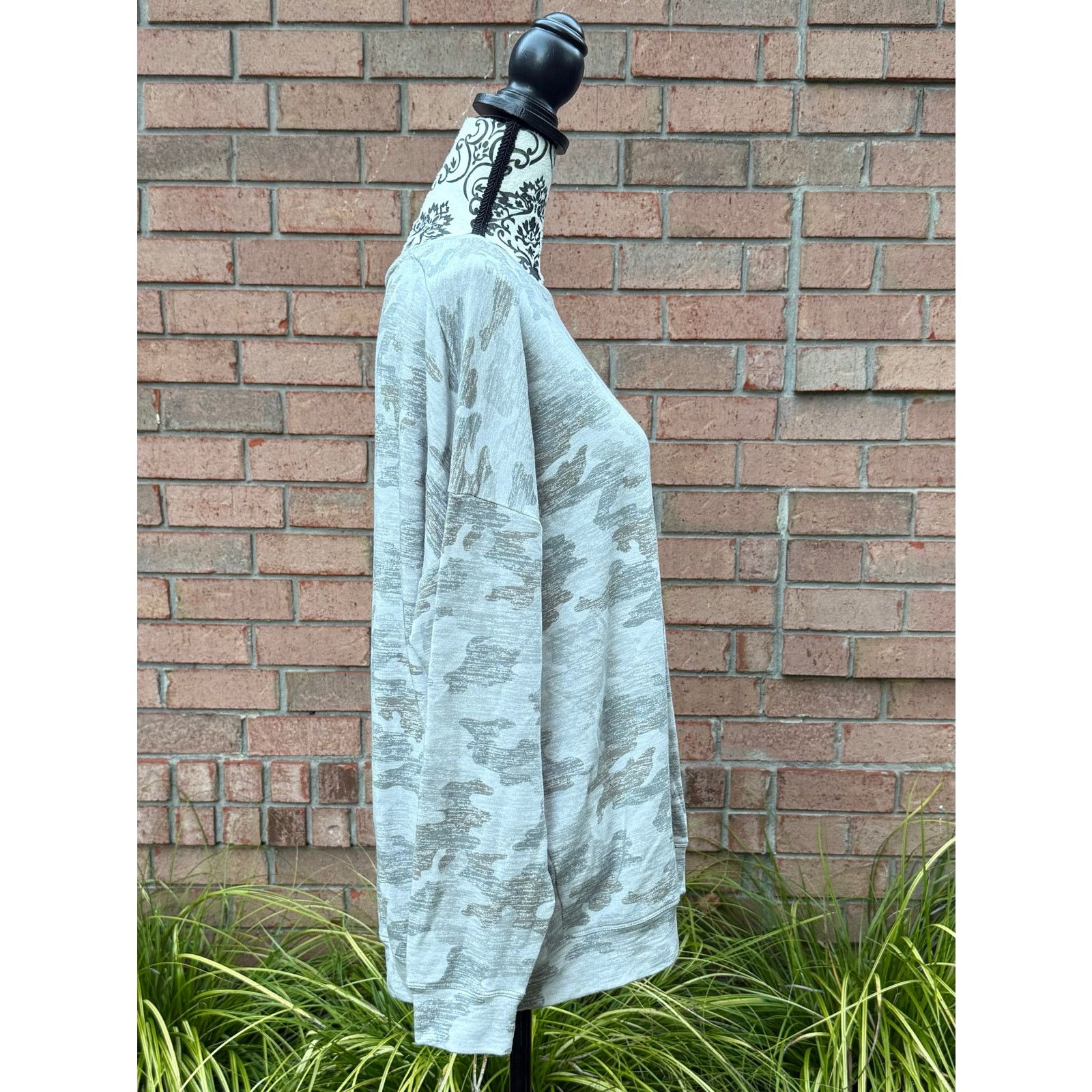Athleta GUC Athleta Women's Gray Camouflage Sweatshirt Size Large Size L / US 10 / IT 46 - 2 Thumbnail