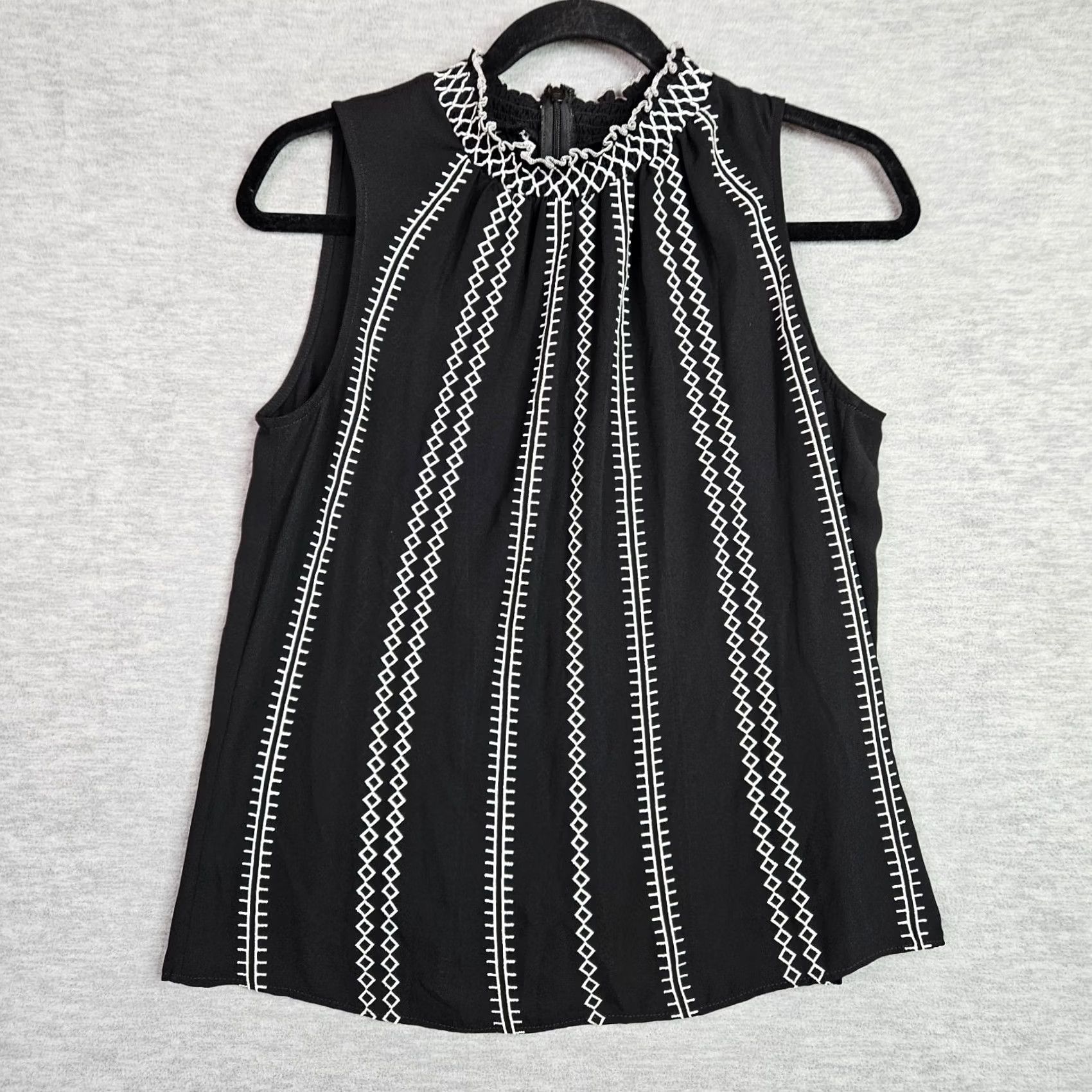 White House Black Market White House Black Market Blouse Sleeveless Women Black Embroidered Top Size 0 Ladies Regular XS? Size XS / US 0-2 / IT 36-38 - 2 Thumbnail