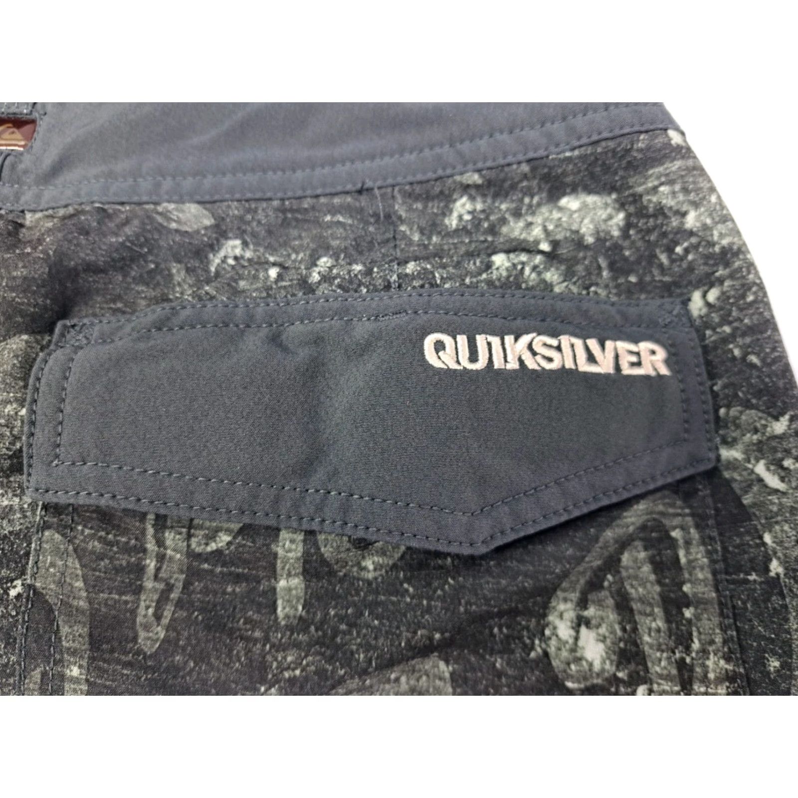 Logo 7 Quiksilver Board Shorts Mens Black/Green Embroidered Logo 32 90s Beach Surfing Lightweight Drawstring Back Pocket Size US 32 / EU 48 - 4 Thumbnail