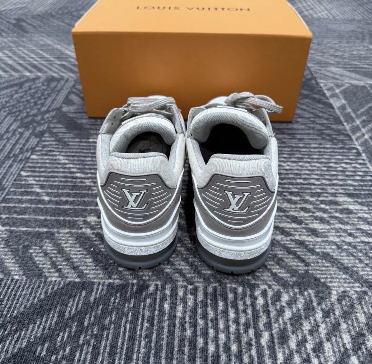 Louis Vuitton Louis Vuitton Trainer Embossed Grey Cement Sneakers J42 Size US 10 / EU 43 - 3 Thumbnail