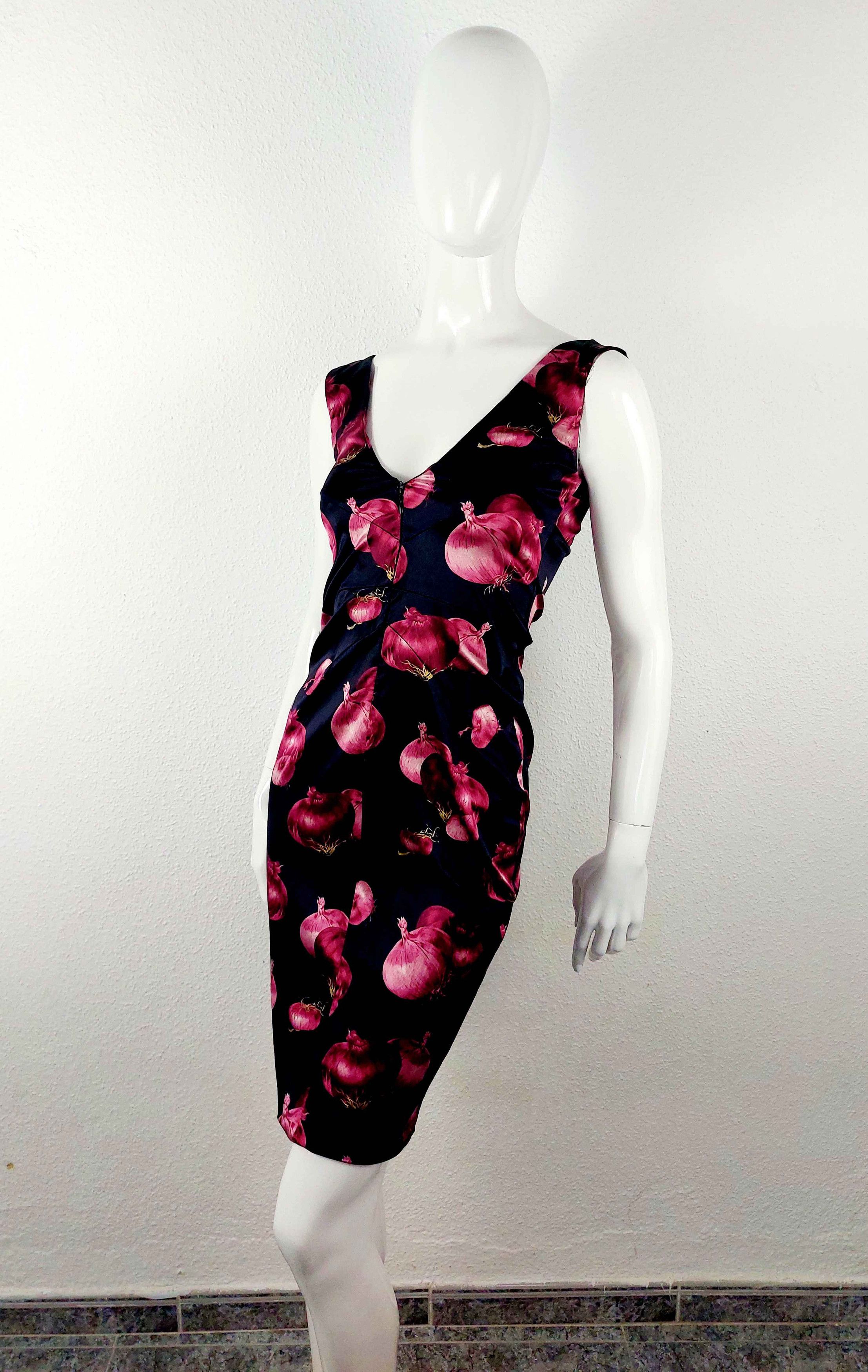 Dolce & Gabbana Runway Dolce & Gabbana Red Onions 1999 Kendall Jenner Dress Size XS / US 0-2 / IT 36-38 - 4 Thumbnail