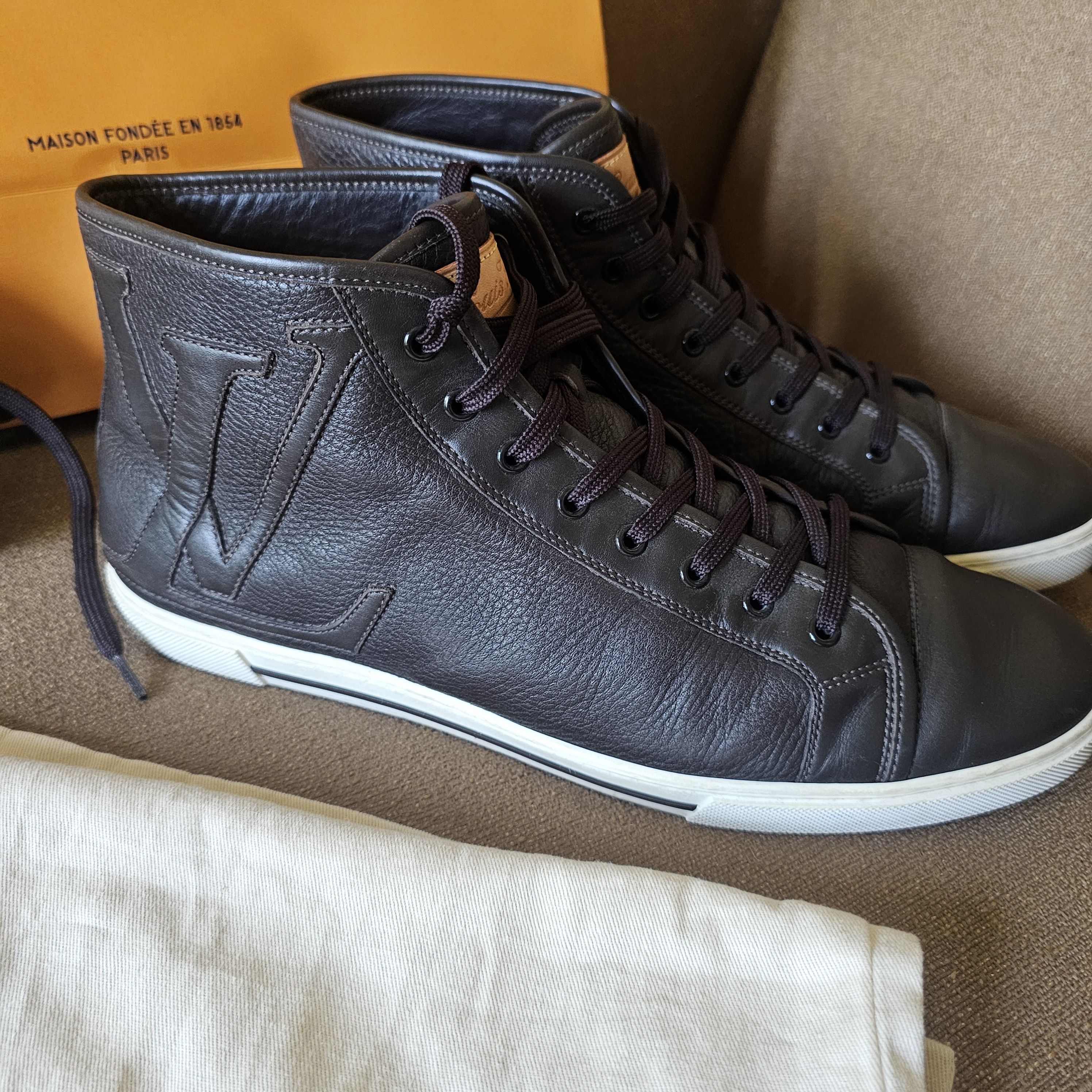 Louis Vuitton Louis Vuitton High Top Leather Brown Sneakers LV Sz 9, US 10 Size US 10 / EU 43 - 11 Thumbnail