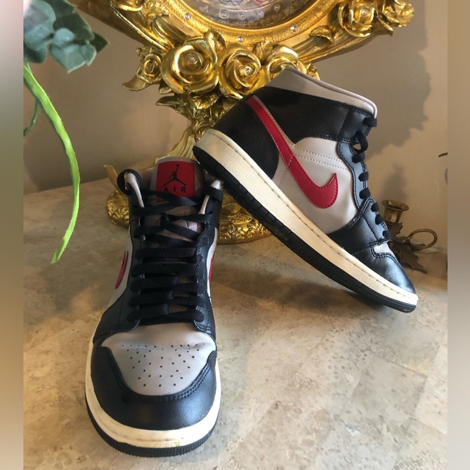 Nike Air Jordans Nike Grey Back and Red size9 Size US 9 / IT 39 - 4 Thumbnail