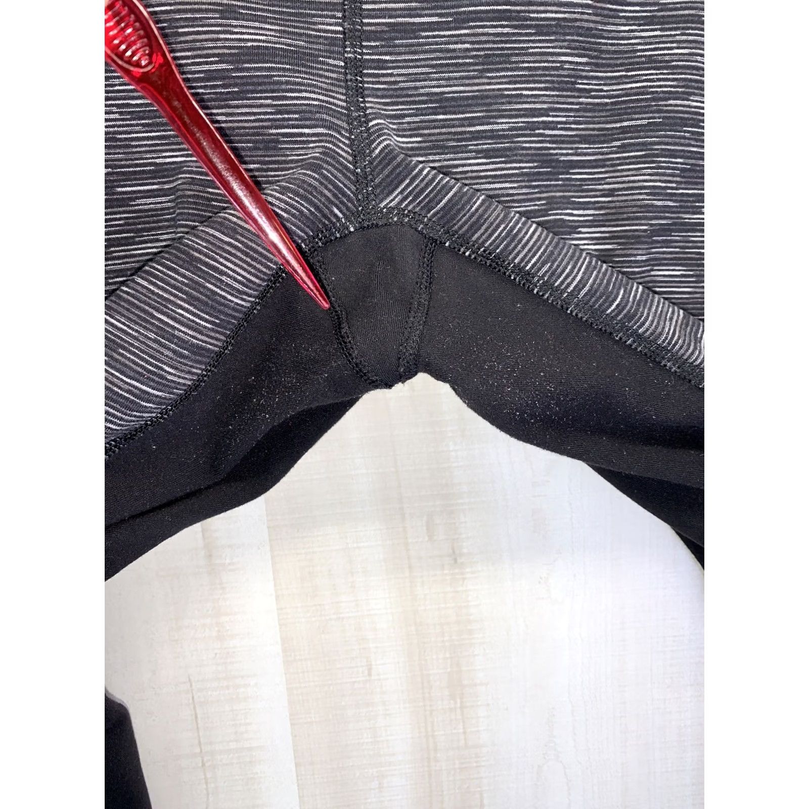 Vintage - Keywords: "Lucy Womens", "Cropped Workout Leggings", "Activewear", "45% FUZZIES, 50% BLACK" are important Size 28" / US 6 / IT 42 - 5 Thumbnail