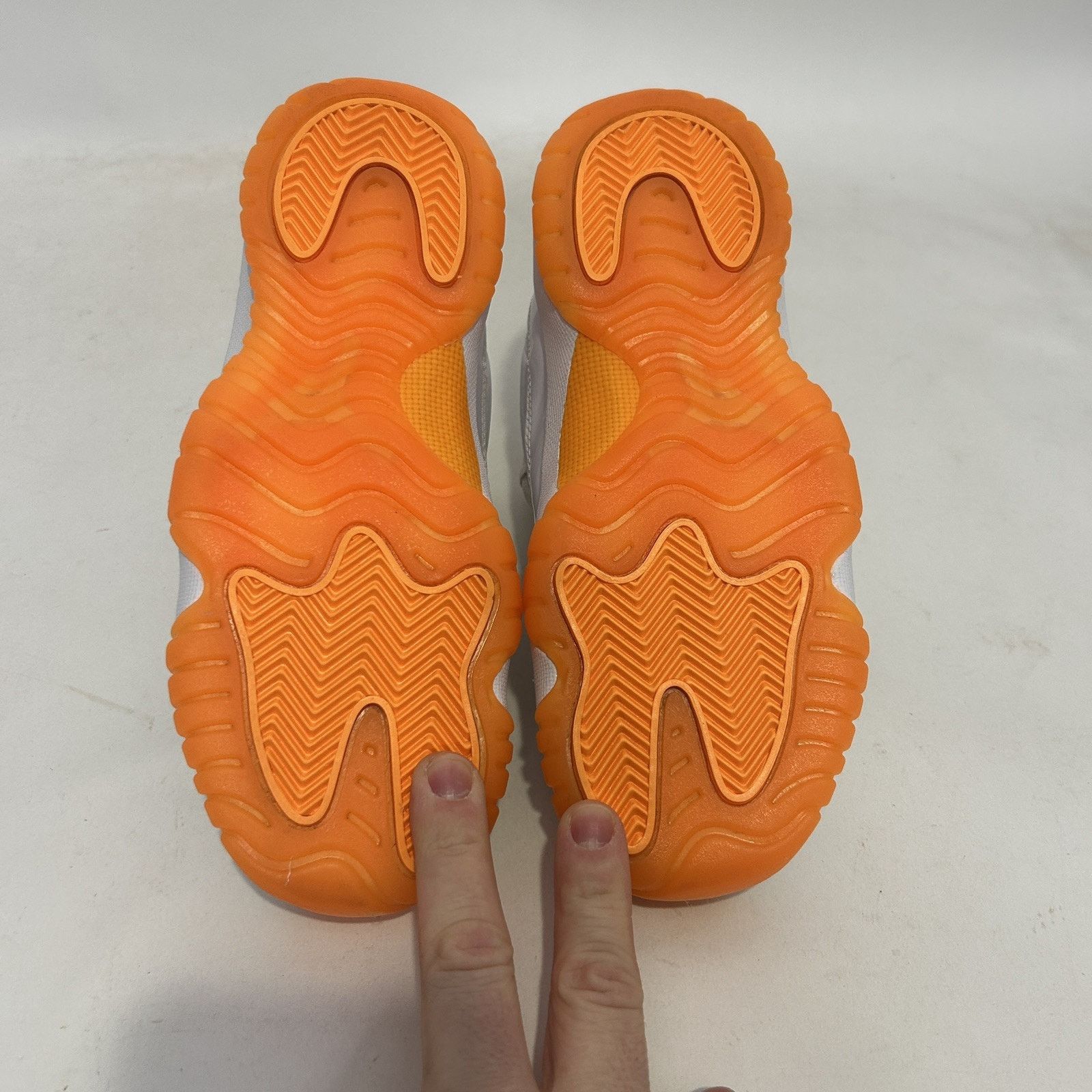 Nike Nike Air Jordan 11 Retro Low GS “Citrus Orange” Size US 5.5 / IT 35.5 - 7 Thumbnail