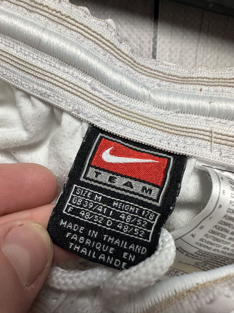 Vintage Vintage nike Leeds soccer shorts size M logo Size US 32 / EU 48 - 5 Thumbnail