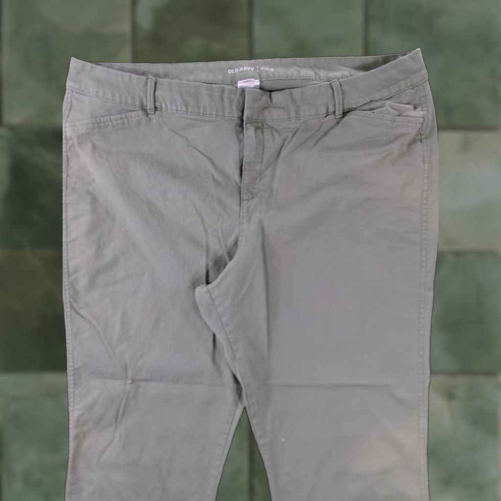 Old Navy Old Navy Women 18 Green Capsule Casual Everyday Minimalist Pixie Chino Pants Size 40" / US 18 - 1 Thumbnail