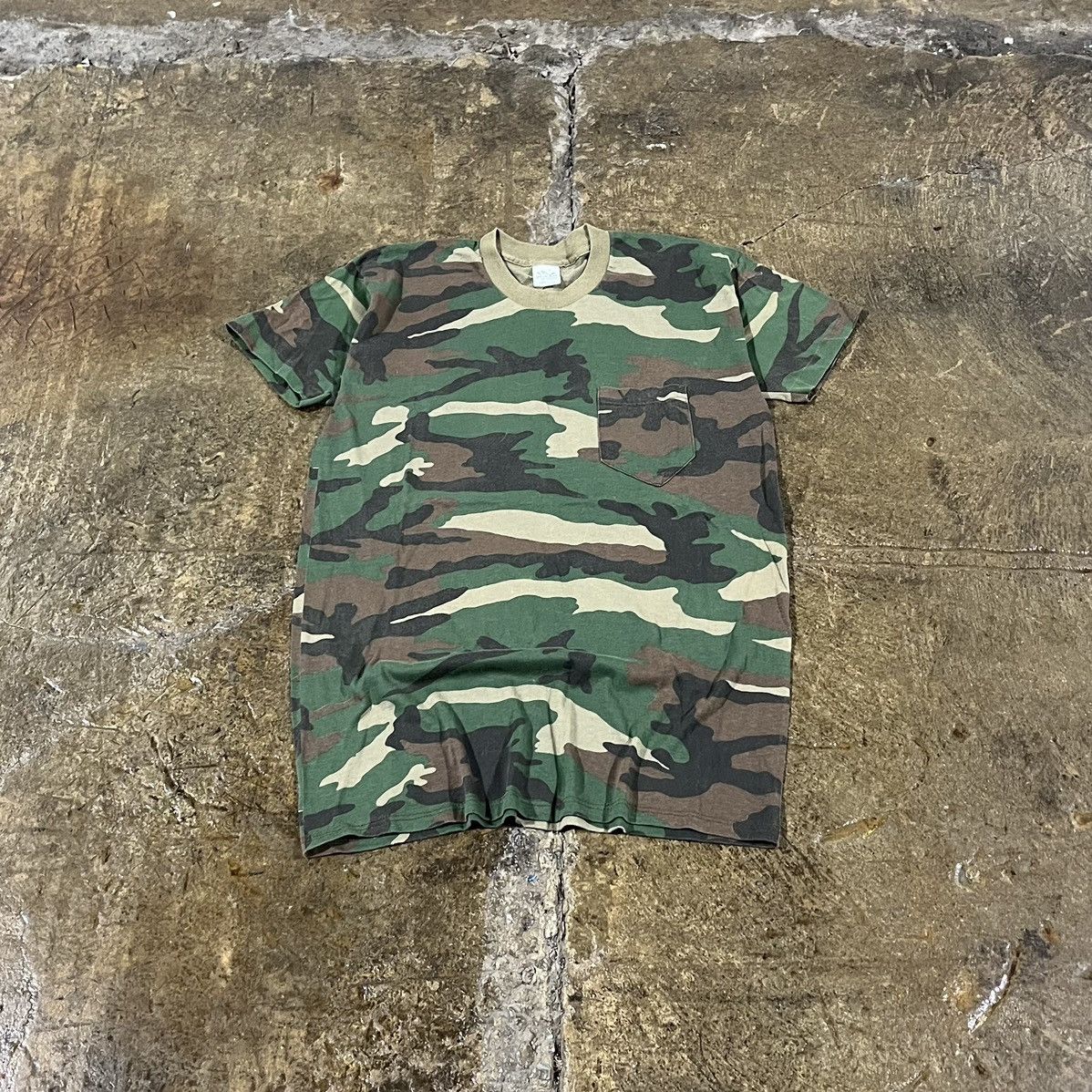 Vintage Vintage 90s Military Camo Tee Shirt Grunge Essential Size US L / EU 52-54 / 3 - 1 Thumbnail
