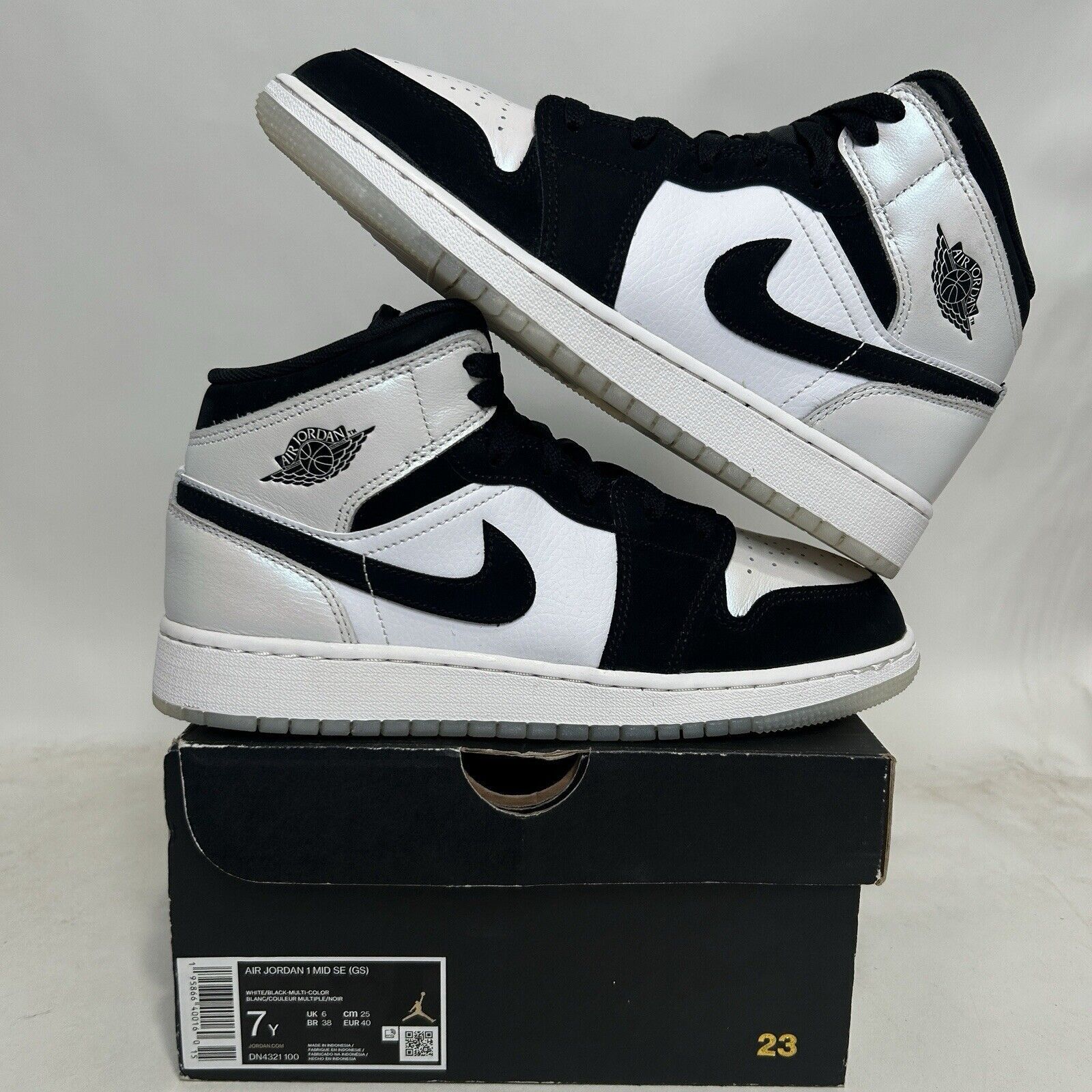 Nike Nike Air Jordan 1 Retro Mid SE GS “Diamond Shorts” 2024 Size US 8.5 / IT 38.5 - 1 Thumbnail