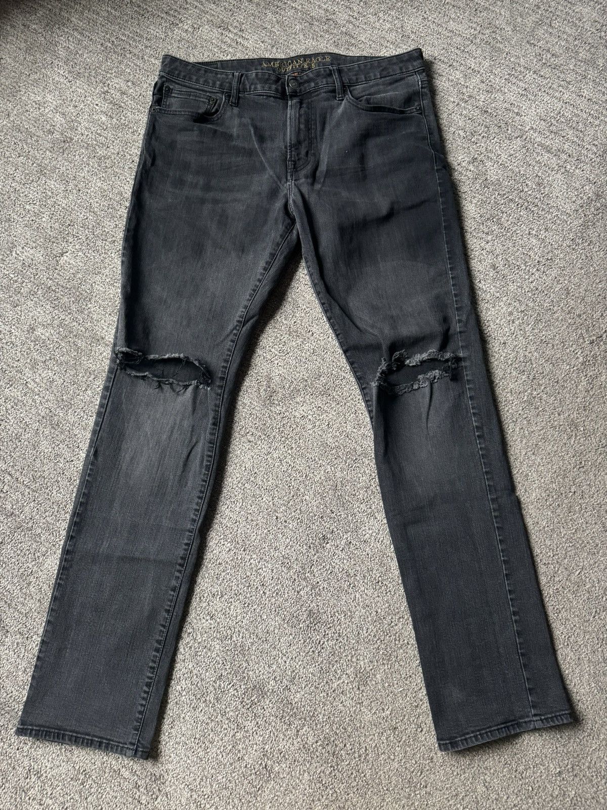 American Eagle Outfitters TALL GUYS!! Pre-Distressed Black Wash Jeans Size US 36 / EU 52 - 2 Thumbnail