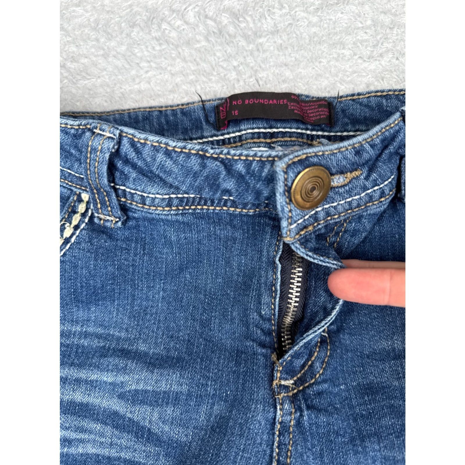 Vintage No Boundaries Jeans Capri Juniors 15 Blue Denim Low Rise 20in Inseam 30x20 Embroidered Distressed 5-Pocket Denim Cotton Blend Womens Jeans Size 36" / US 14 / IT 50 - 5 Thumbnail