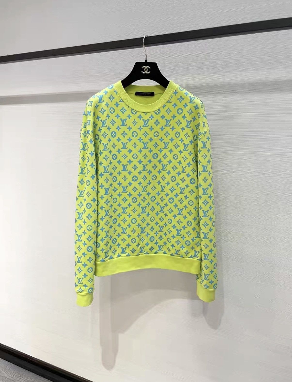 Louis Vuitton Louis Vuitton Stylish Neon Long Sleeve Sweatshirt J33 Size S / US 4 / IT 40 - 1 Thumbnail