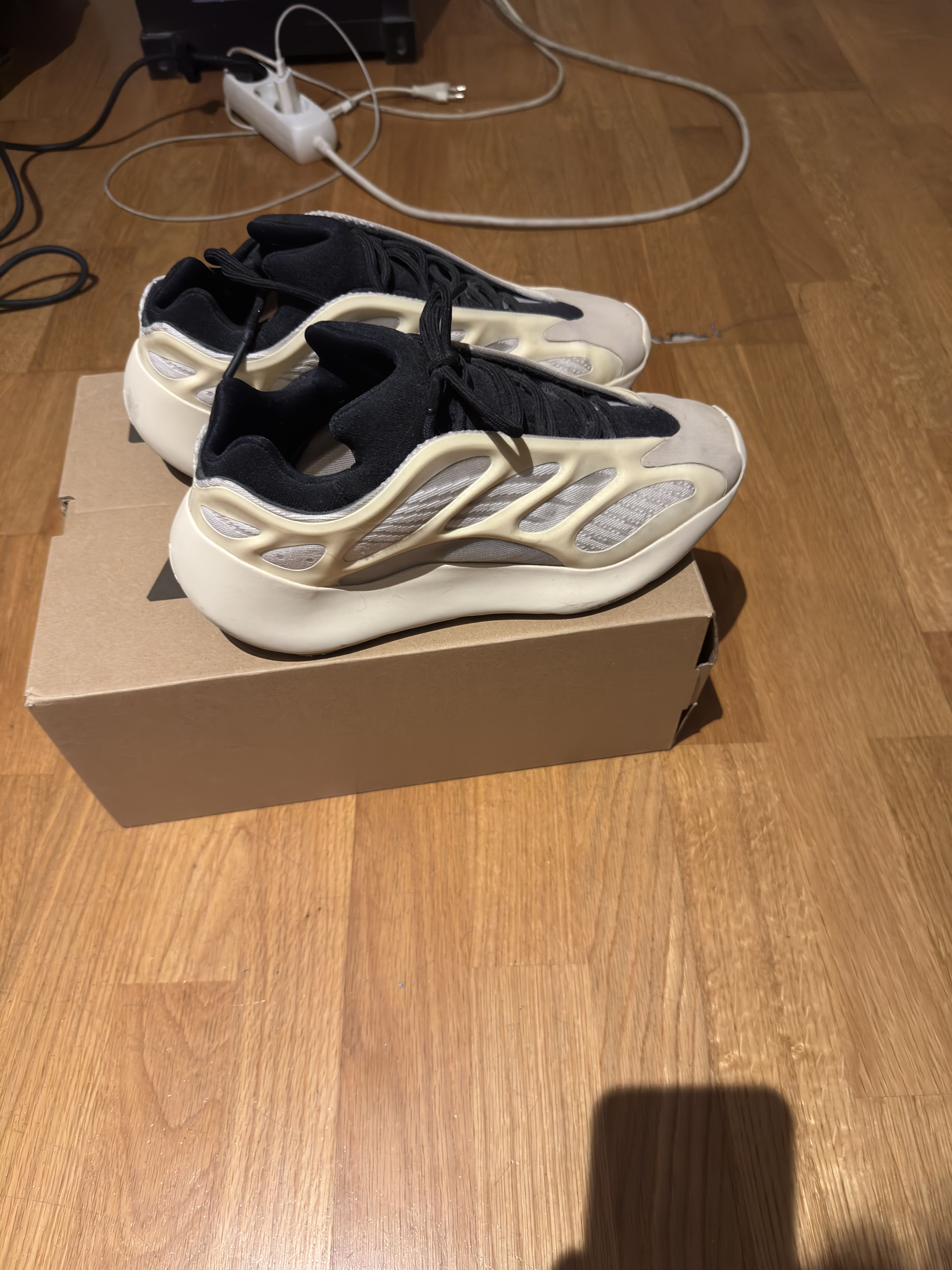 Yeezy Yeezy 700 v3 AZAEL Size US 9.5 / EU 42-43 - 2 Thumbnail