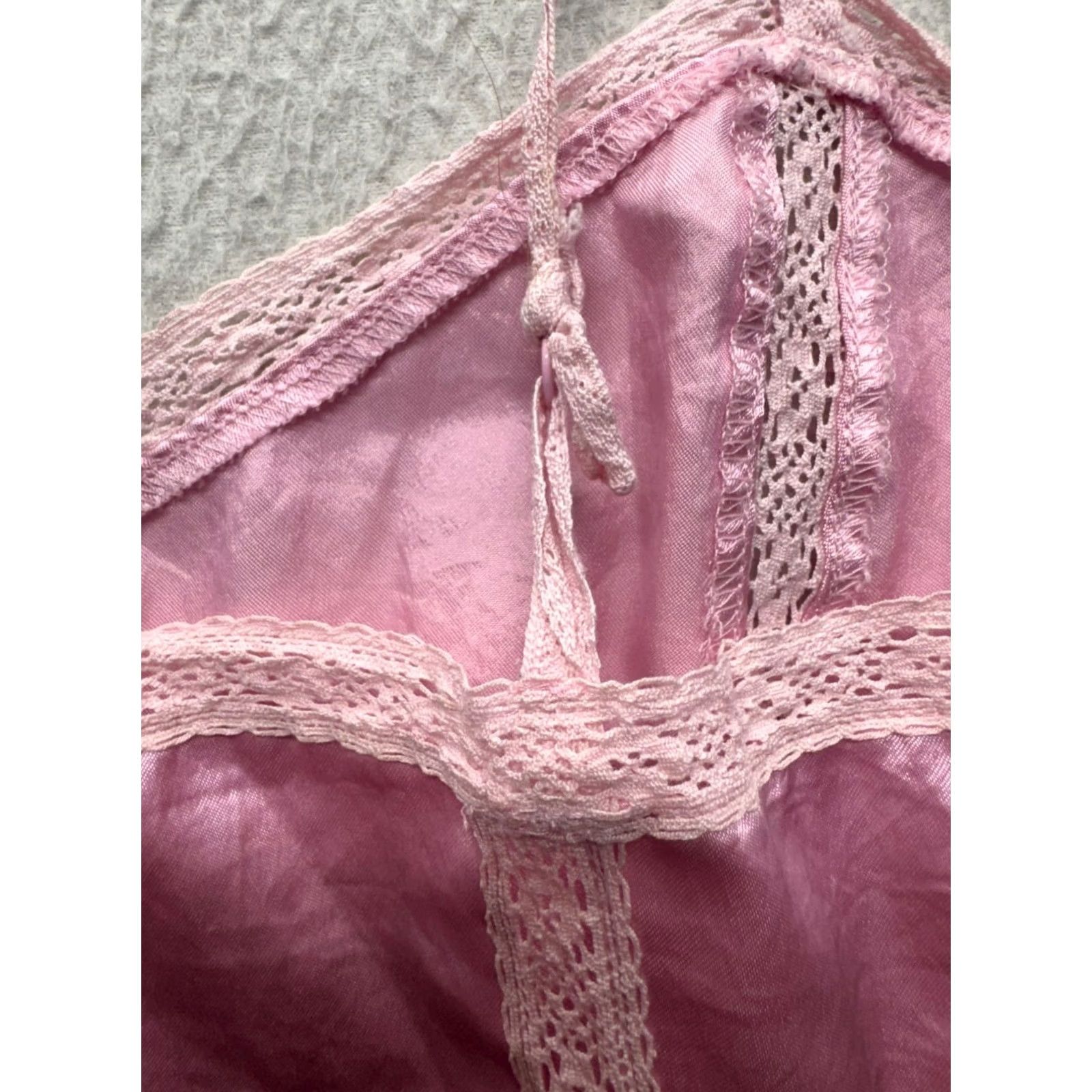 Banana Republic Banana Republic Pink Satin Camisole Top M Womens Tank Lace Trim Silk? No — Polyester Satin Camisole Top Size M / US 6-8 / IT 42-44 - 3 Thumbnail