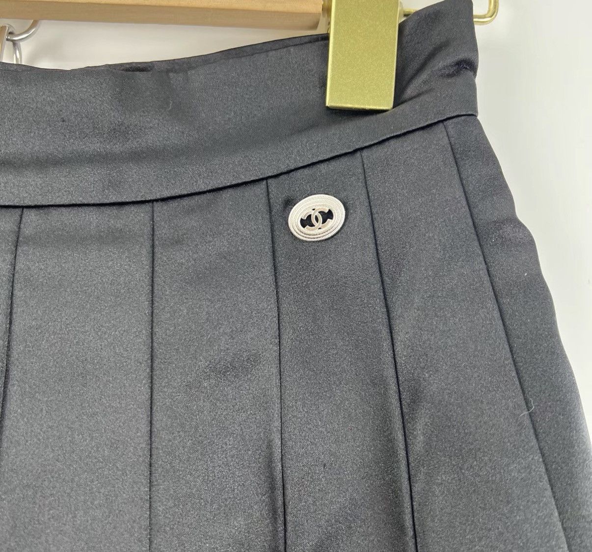Chanel Chanel Black Satin Small Logo Pleated Skirt K12 Size 24" / US 00 / IT 34 - 3 Thumbnail