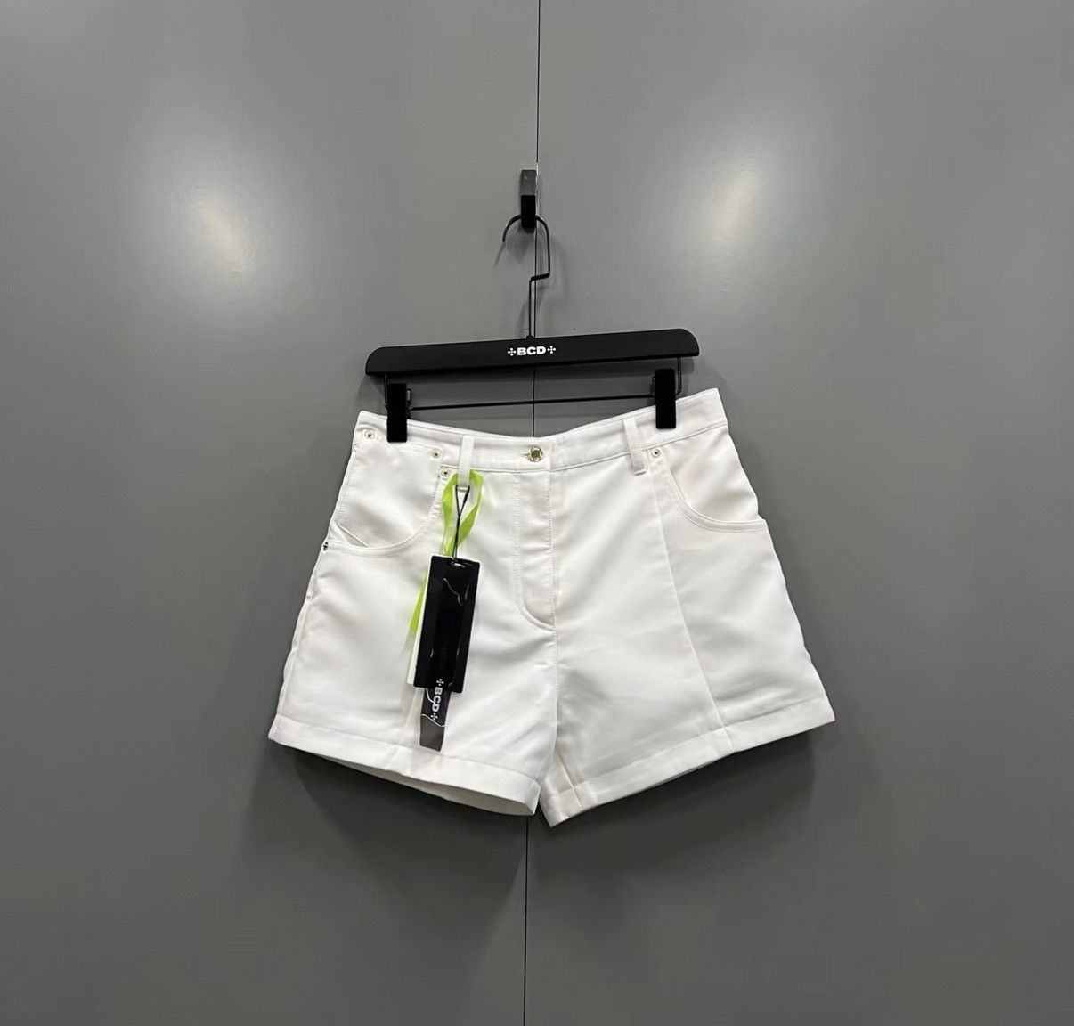 Louis Vuitton Louis Vuitton White Shorts J41 Size 26" / US 2 / IT 38 - 1 Thumbnail